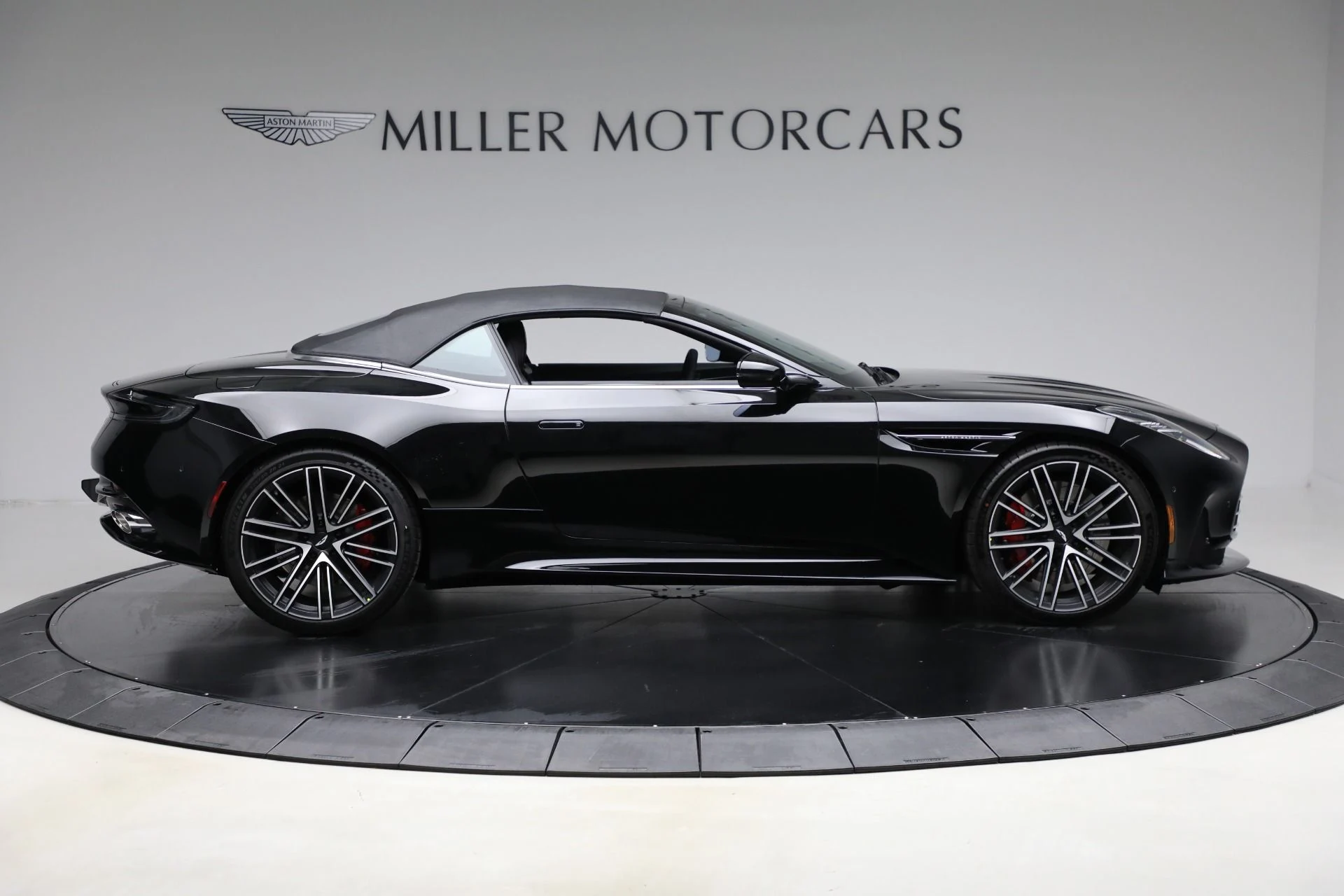 mph020_2012013103_New_2025_Aston_Martin_DB_12_Volante_6139f666ad