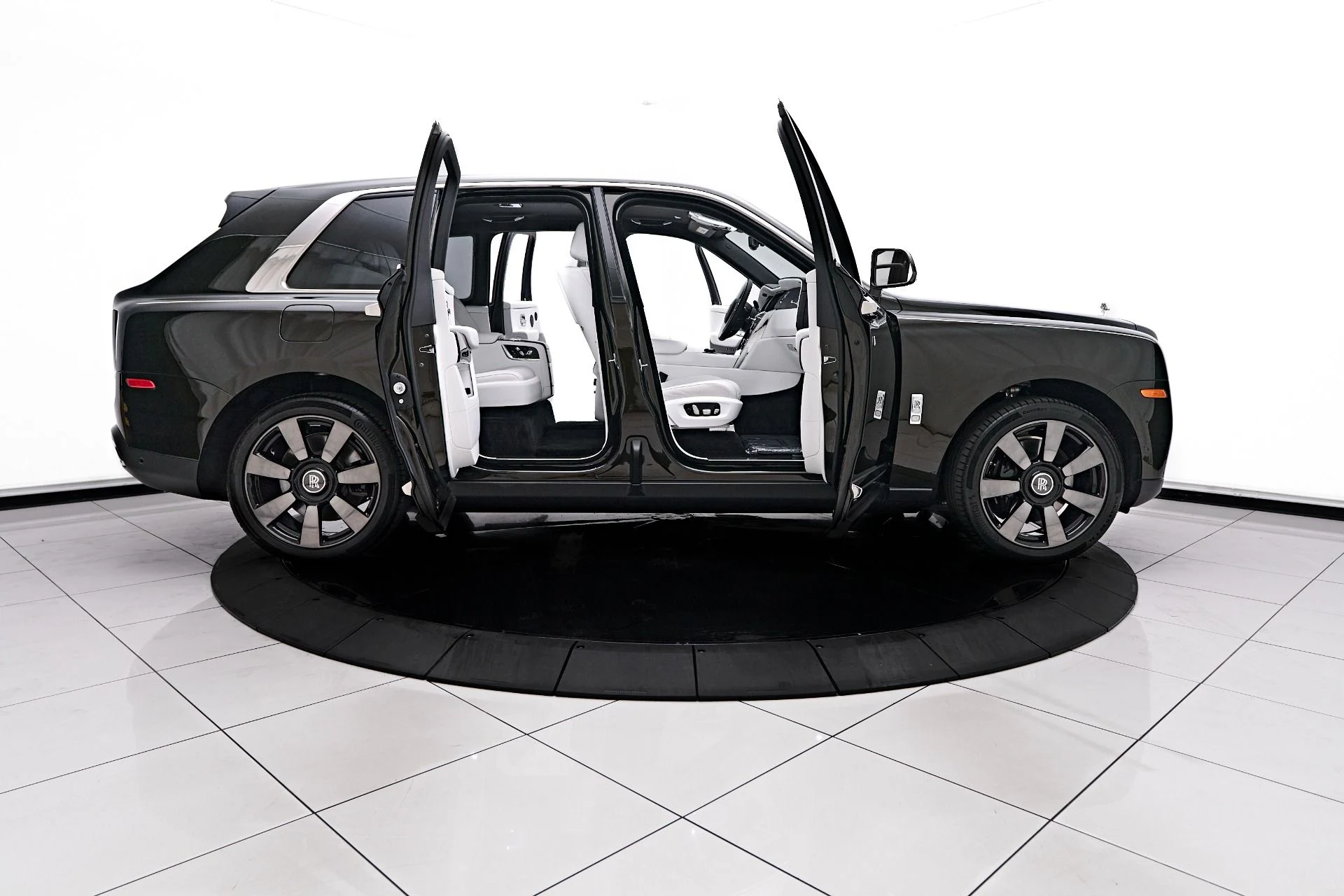 mph020_201467992_Used_2023_Rolls_Royce_Cullinan_Base_1759189421_3e50768444
