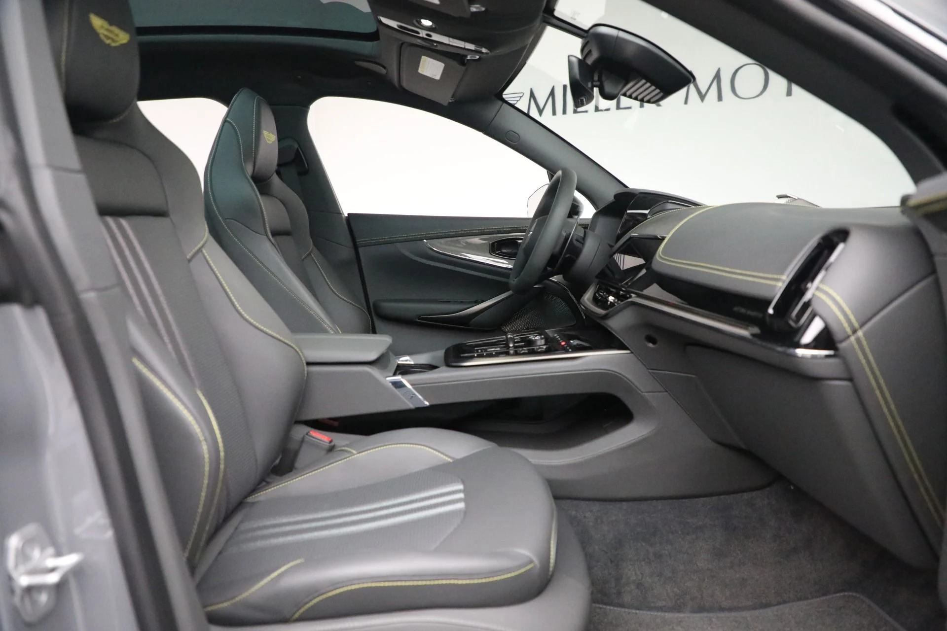 mph020_2018642529_Used_2025_Aston_Martin_DBX_707_707_d36250e14a
