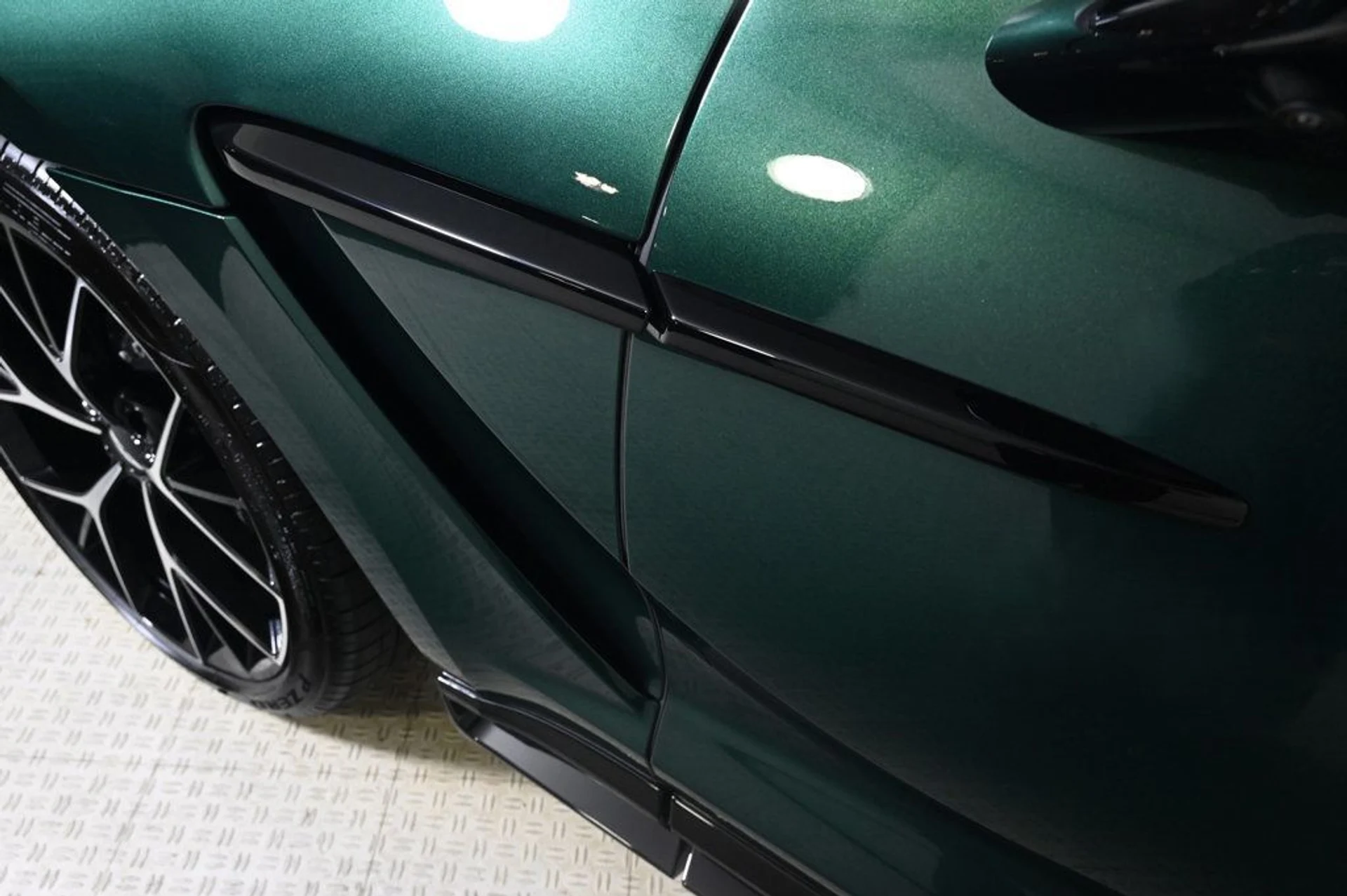 mph020_2032217963_new_2026_aston_martin_dbx_707awd_11350_22968776_21_1024_da7da1adda