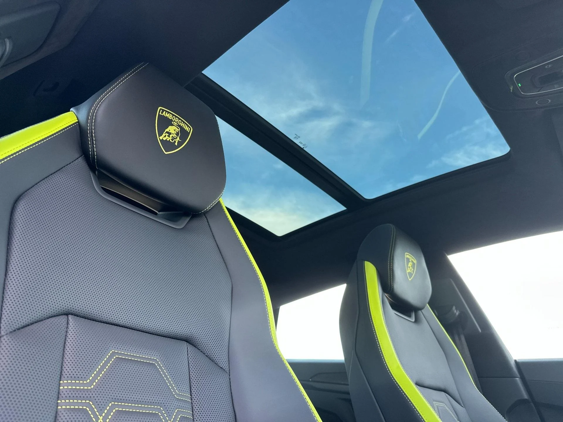 mph020_2044486430_New_2025_Lamborghini_Urus_SE_1762355305_62f7a688f8