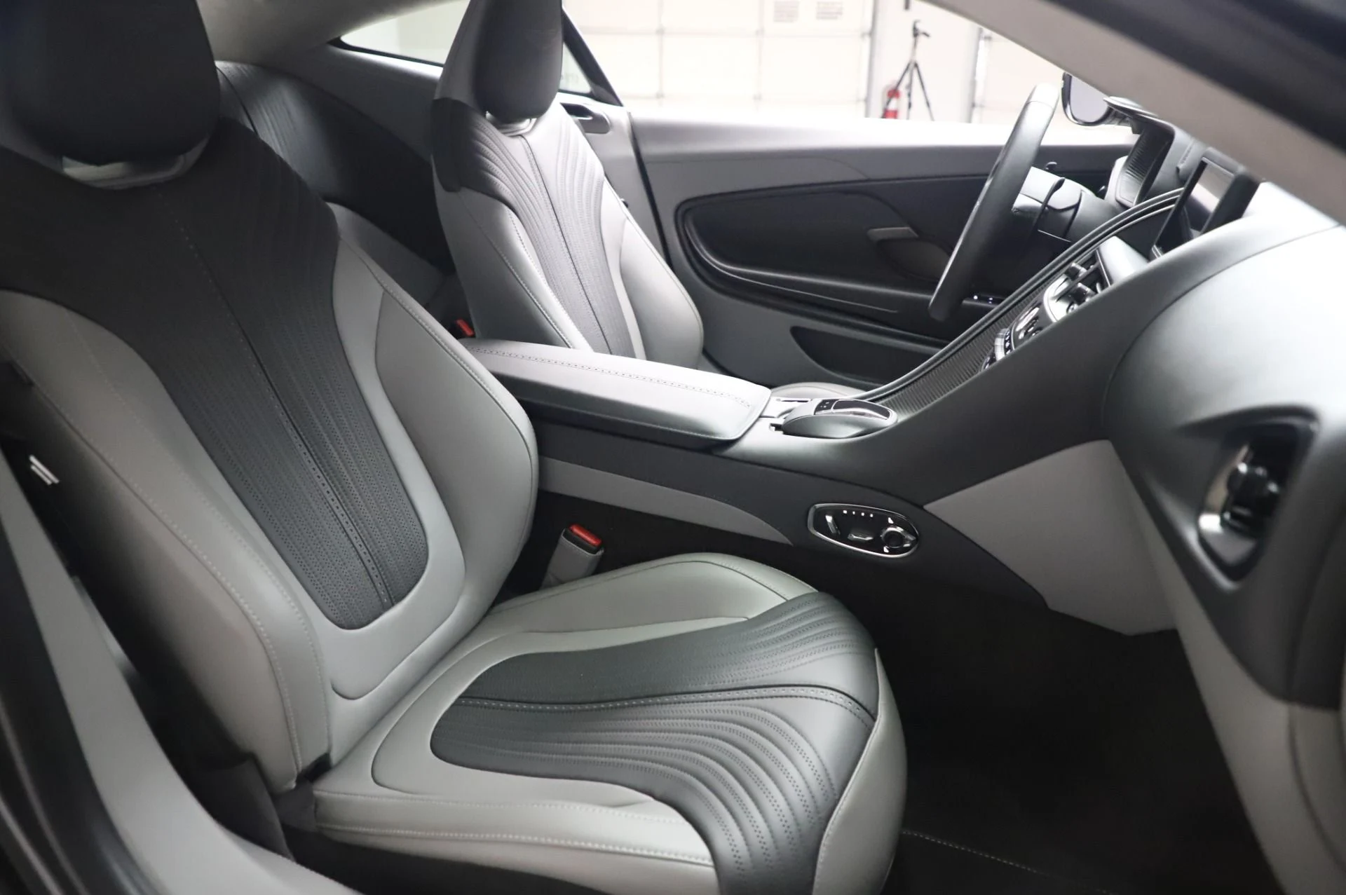 mph020_2057901939_Used_2019_Aston_Martin_DB_11_V8_1595364073_8eeb850a9d