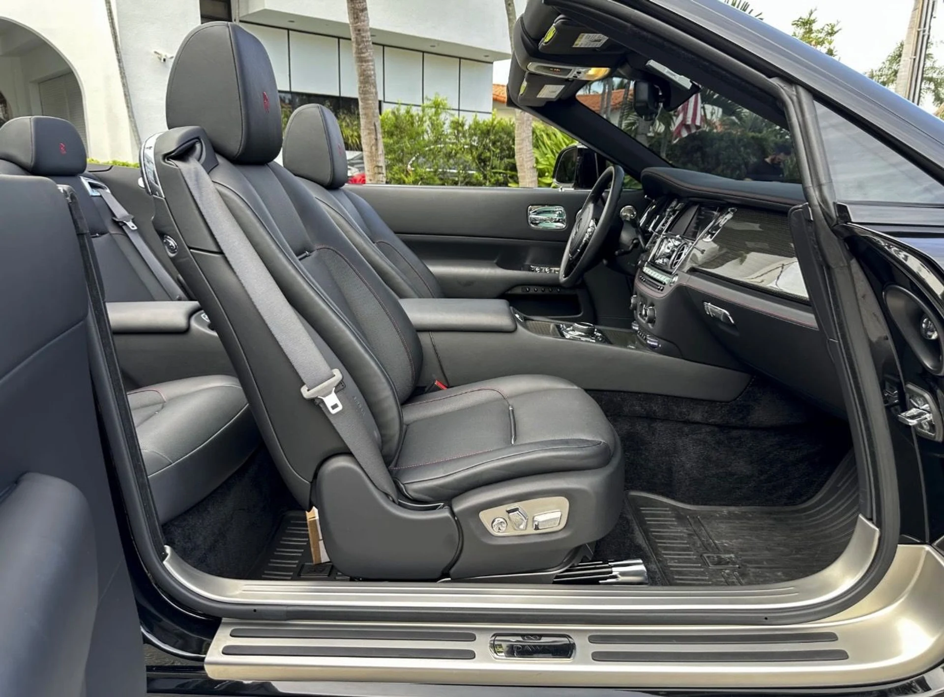 mph020_2065348006_Used_2020_Rolls_Royce_Dawn_Black_Badge_1765830395_a09036caad