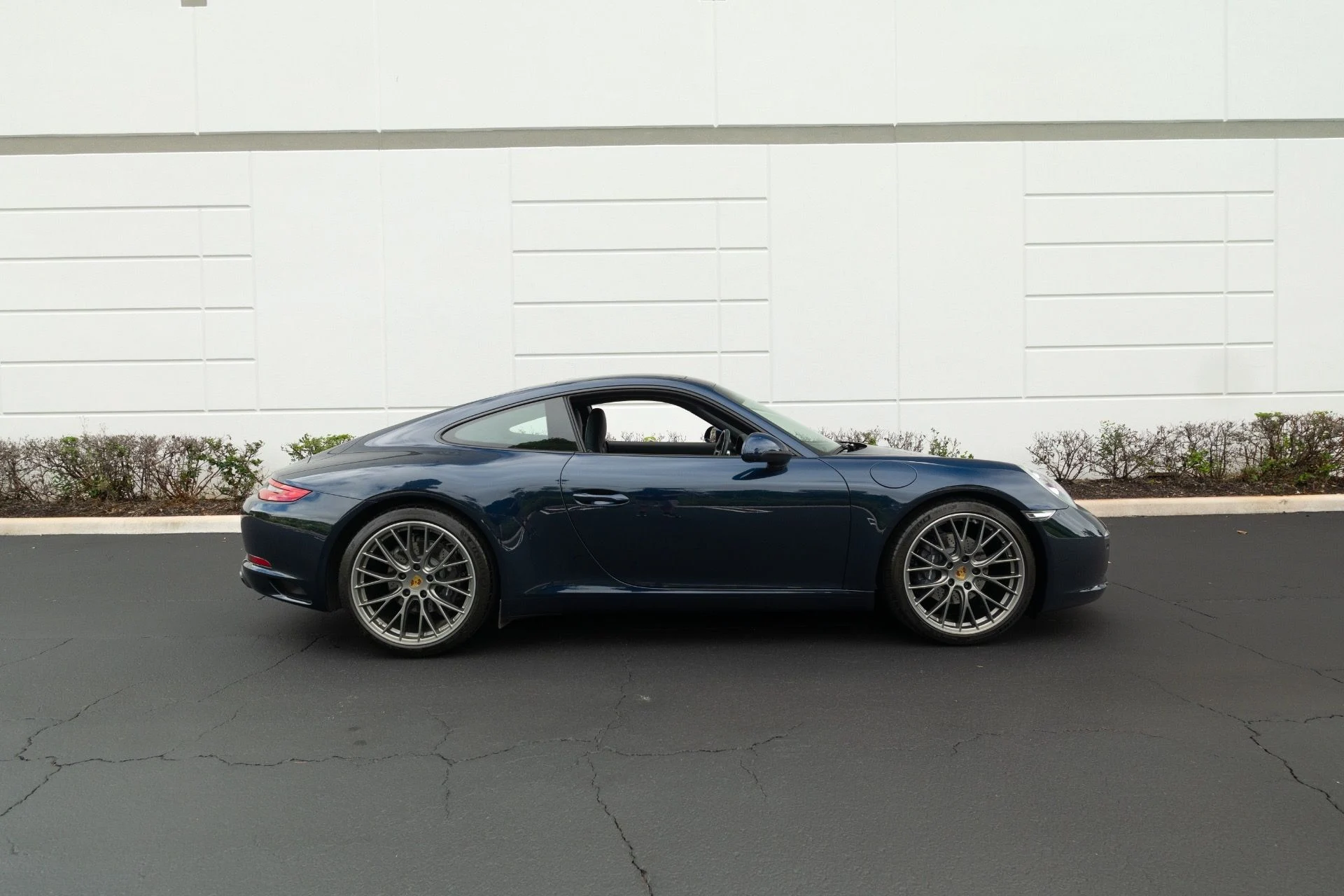 mph020_2075722656_Used_2019_Porsche_911_Carrera_1759430060_3e7512524a