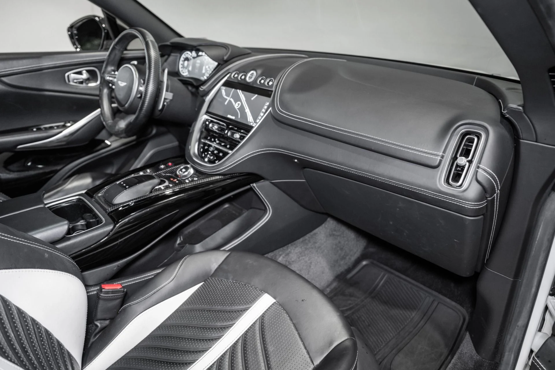 mph020_2088232642_Used_2023_Aston_Martin_DBX_707_1761749500_903ea441b2