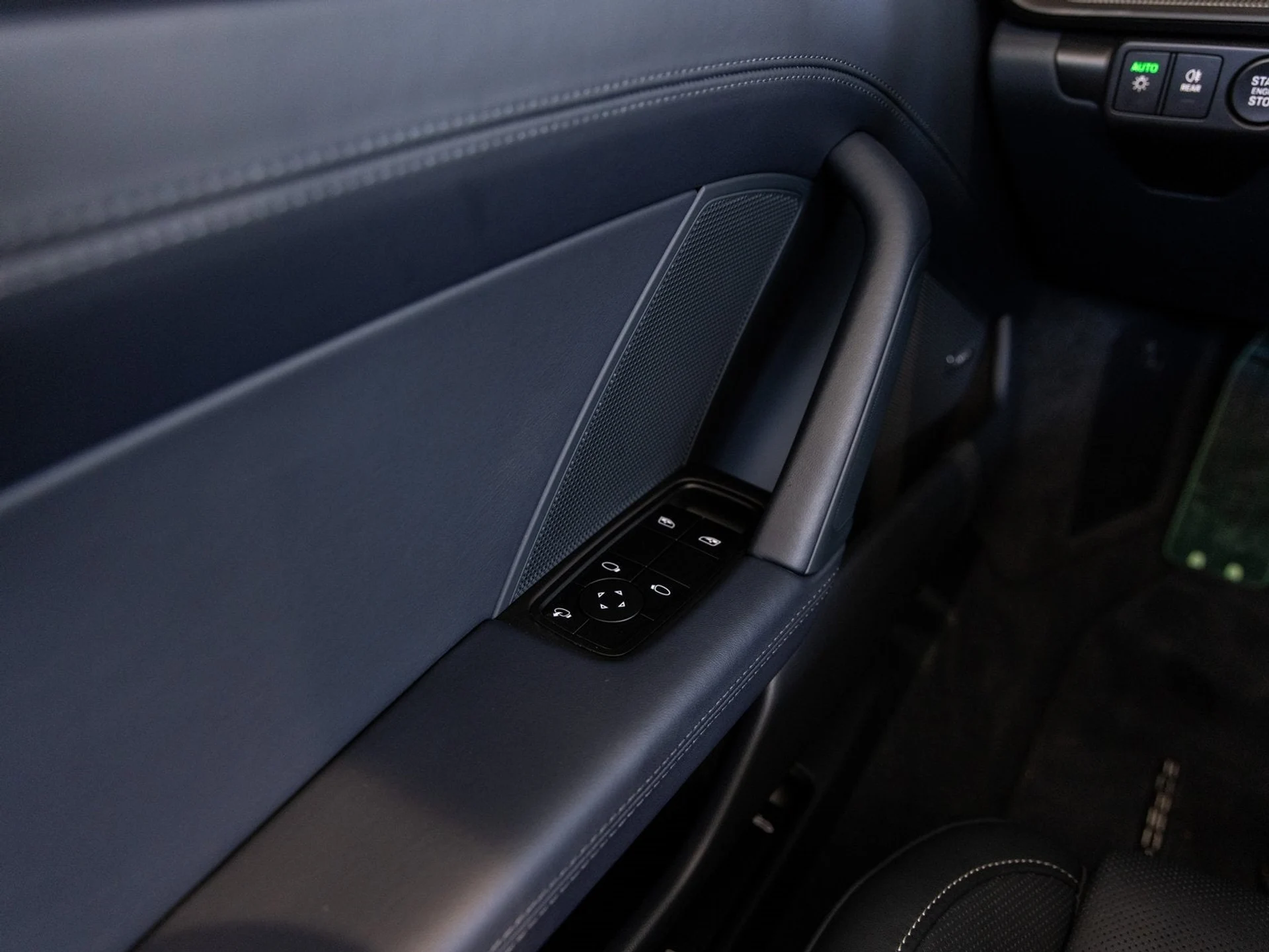 mph020_2093576476_21_537e24c834