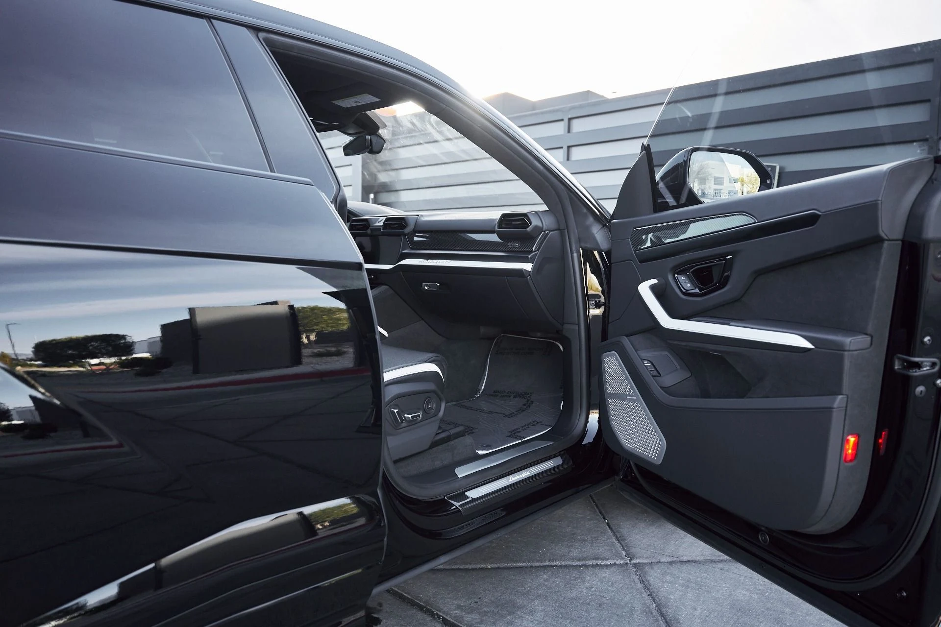 mph020_2109074619_Used_2025_Lamborghini_Urus_SE_1767720847_1fac728122