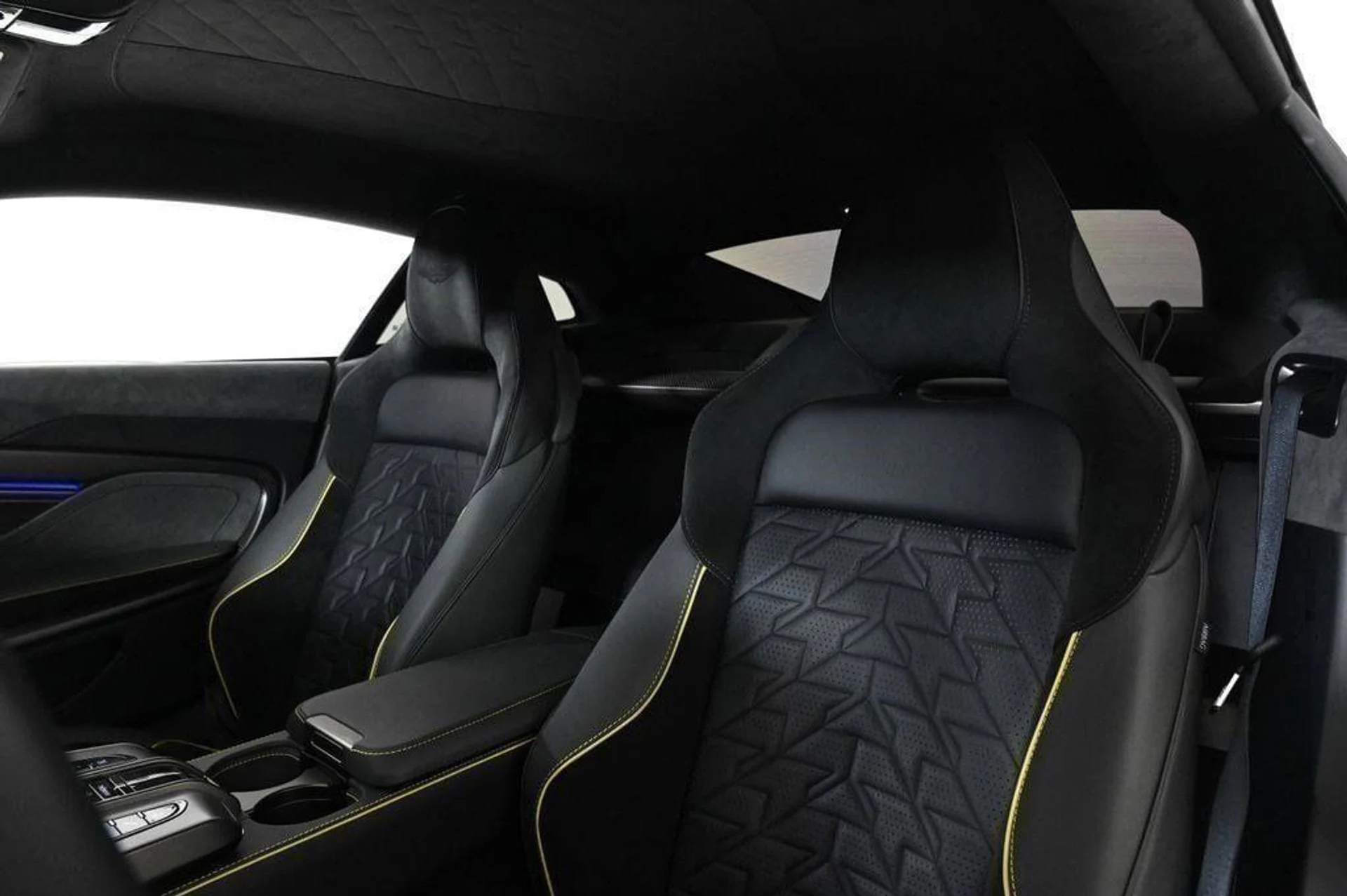 mph020_2114121338_used_2025_aston_martin_vanquish_coupe_11350_22829268_20_1024_25392019fc