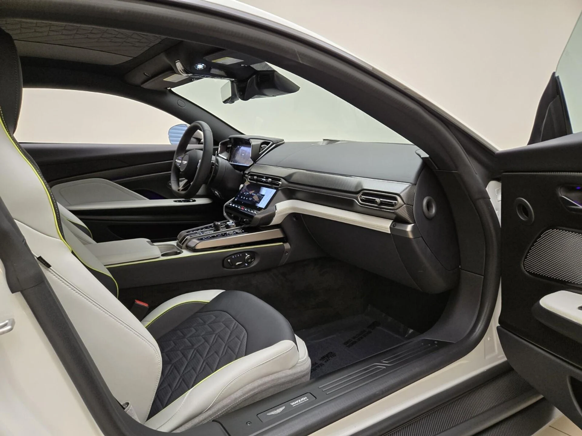 mph020_2180559660_New_2025_Aston_Martin_Vanquish_V12_1742812623_18bd6571b6