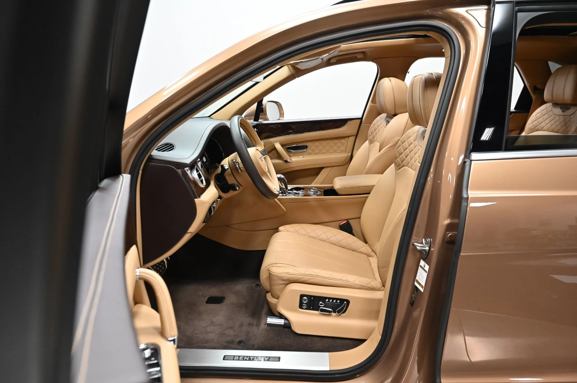 mph020_2198115386_Used_2017_Bentley_Bentayga_W12_1759876449_61ee765dec