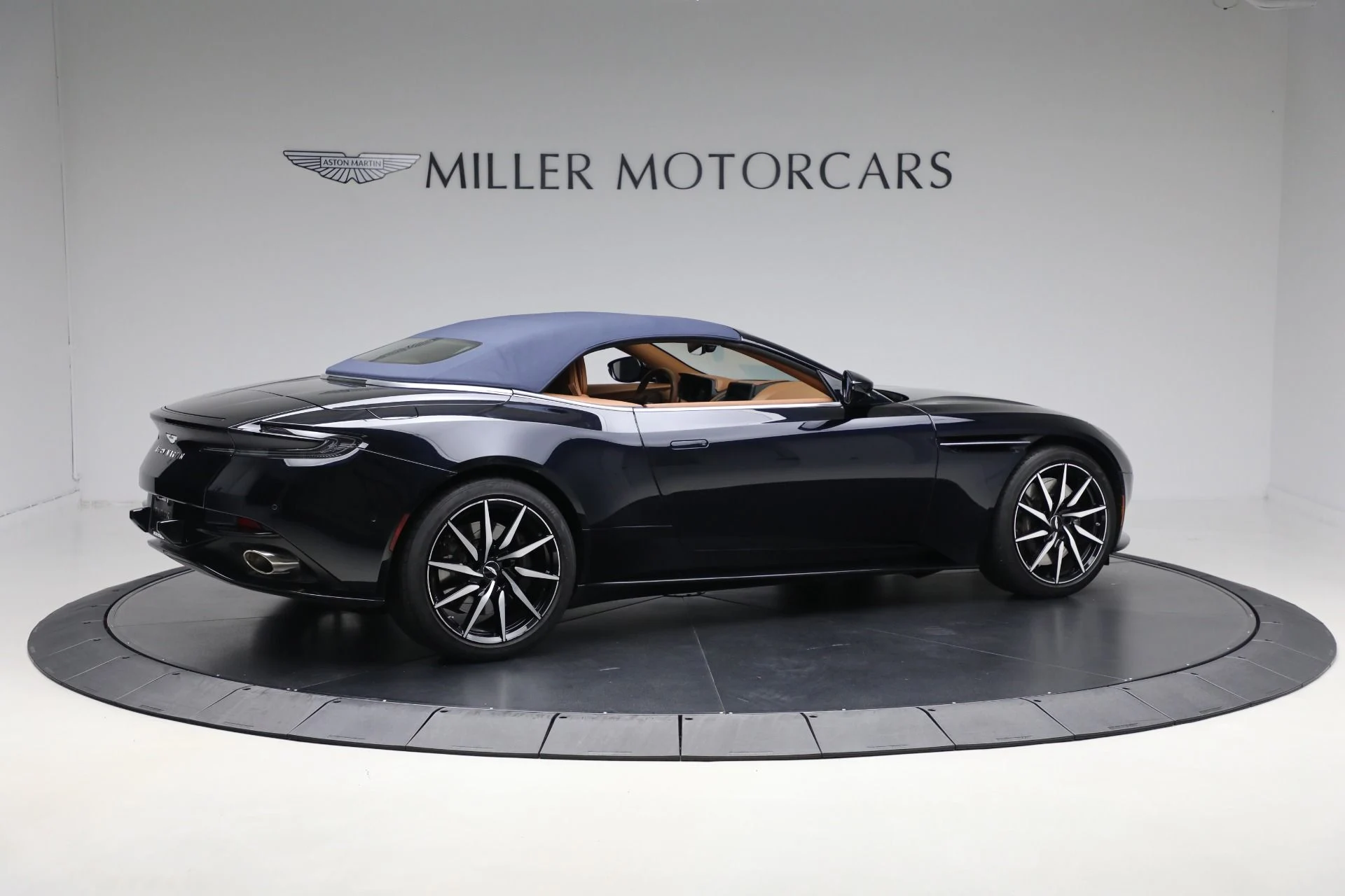 mph020_2199367581_Used_2022_Aston_Martin_DB_11_Volante_e767eba83d