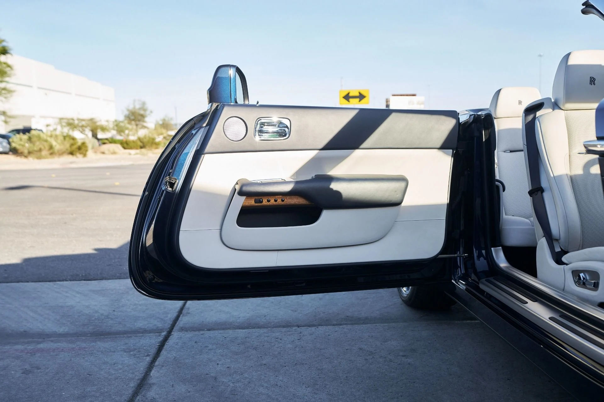 mph020_2205096952_Used_2018_Rolls_Royce_Dawn_1764124346_85f9ea22d7