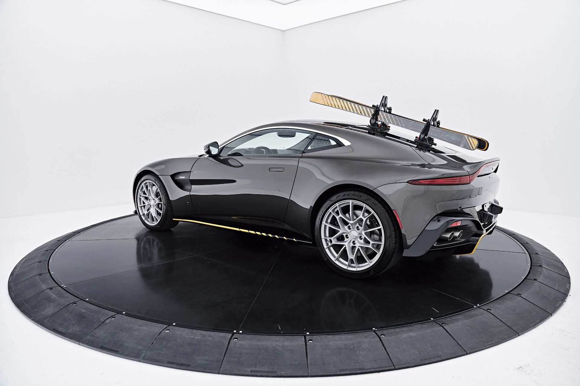 mph020_220574113_Used_2021_Aston_Martin_Vantage_Base_1785210169_eda442c343