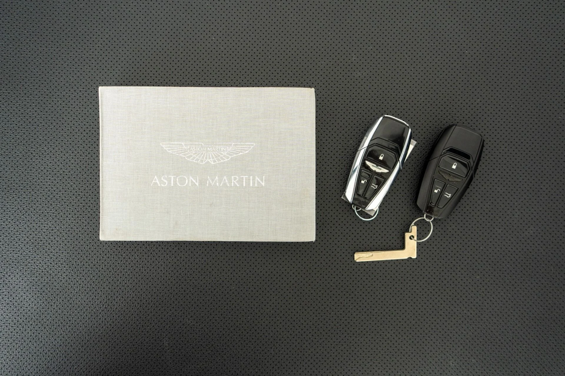 mph020_2208087190_Used_2020_Aston_Martin_Vantage_Black_Bodypack_Tech_Collection_1783017471_5fff1e4104