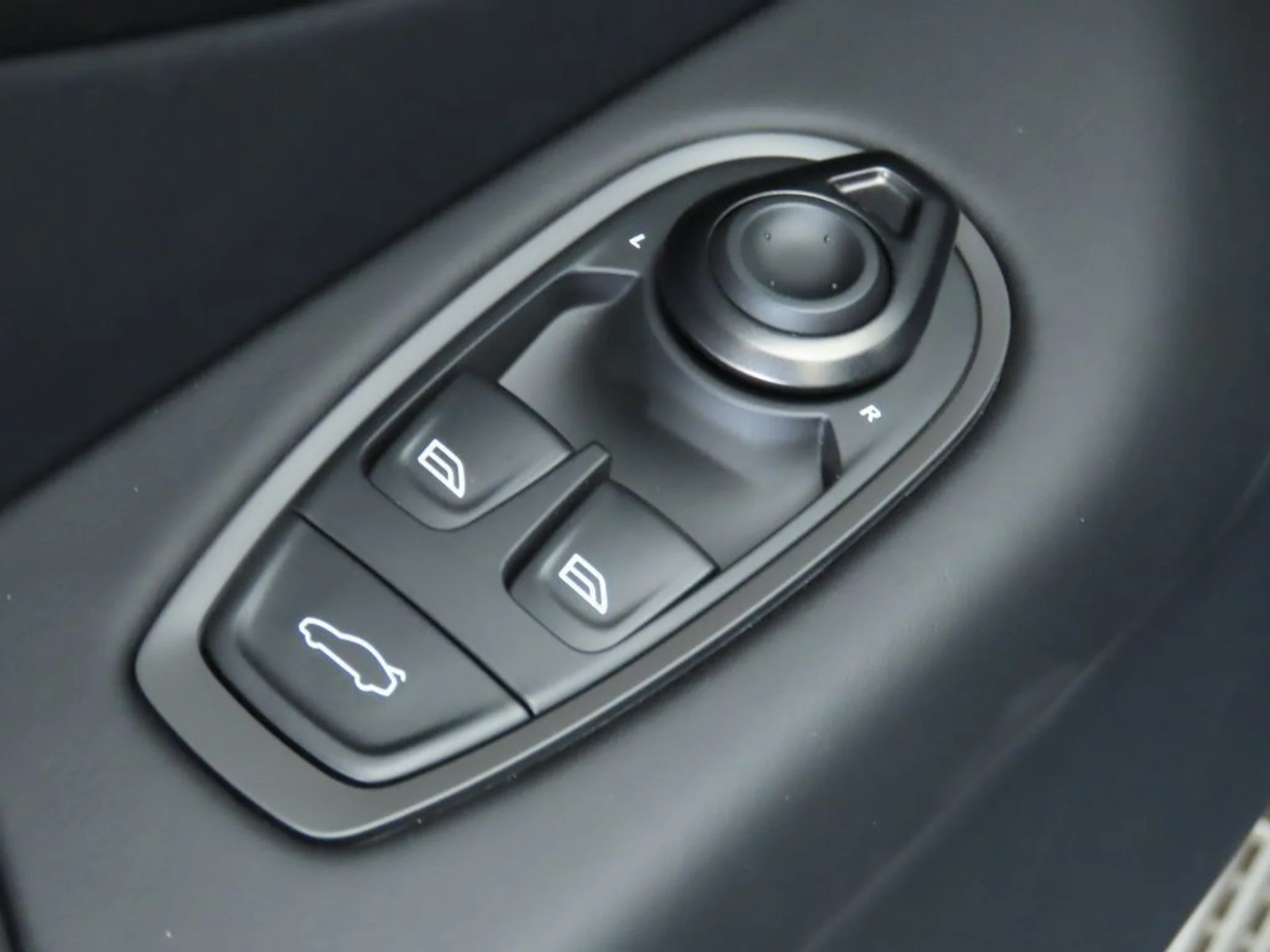 mph020_221893664_used_2025_aston_martin_vantage_coupe_8119_23008719_21_1024_62c805dab1