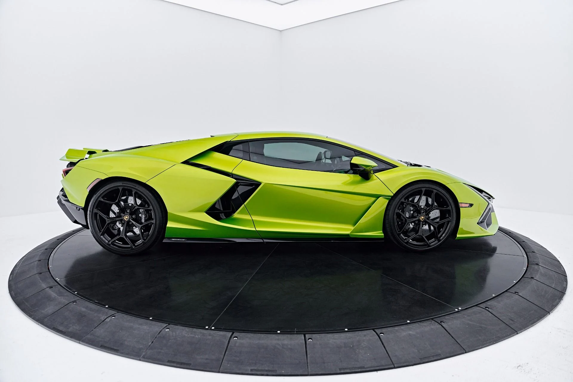 mph020_2219578145_Used_2025_Lamborghini_Revuelto_Base_1785288803_5bcce6547c