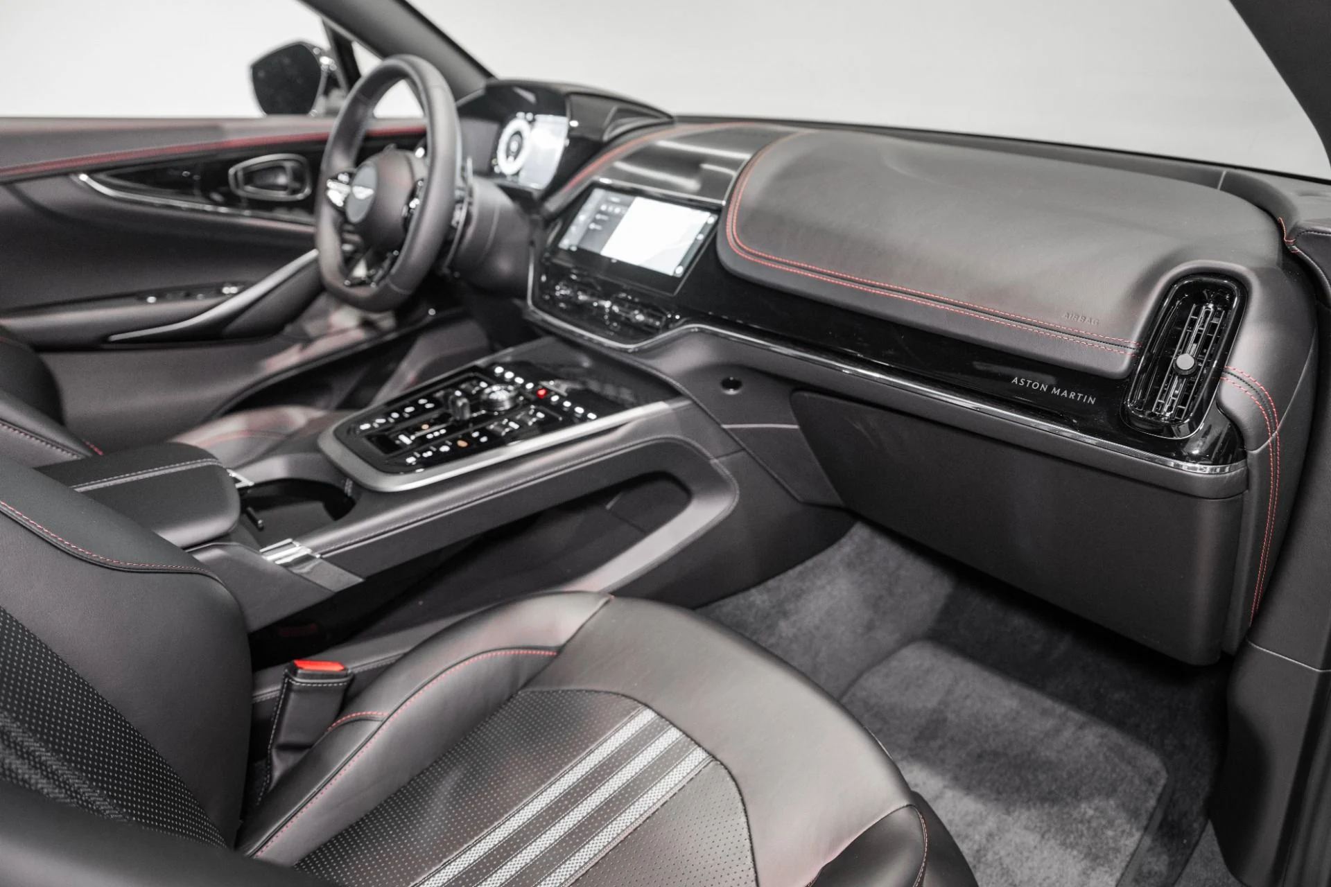 mph020_2245721297_New_2026_Aston_Martin_DBX_707_1765217762_b05d3d9f7e