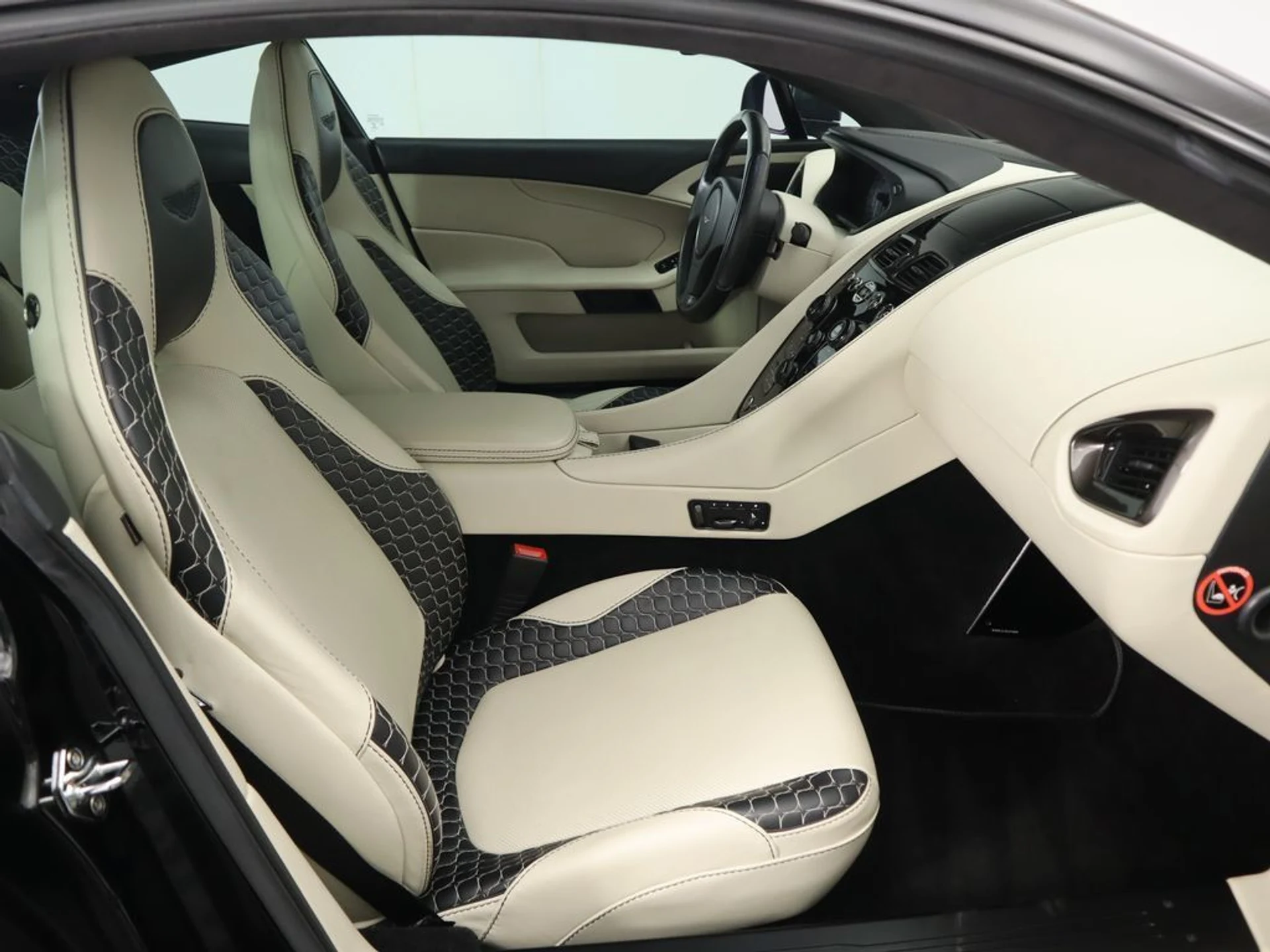 mph020_2258201576_used_2015_aston_martin_vanquish_2drcoupe_8119_22944423_21_1024_81e54e85f0