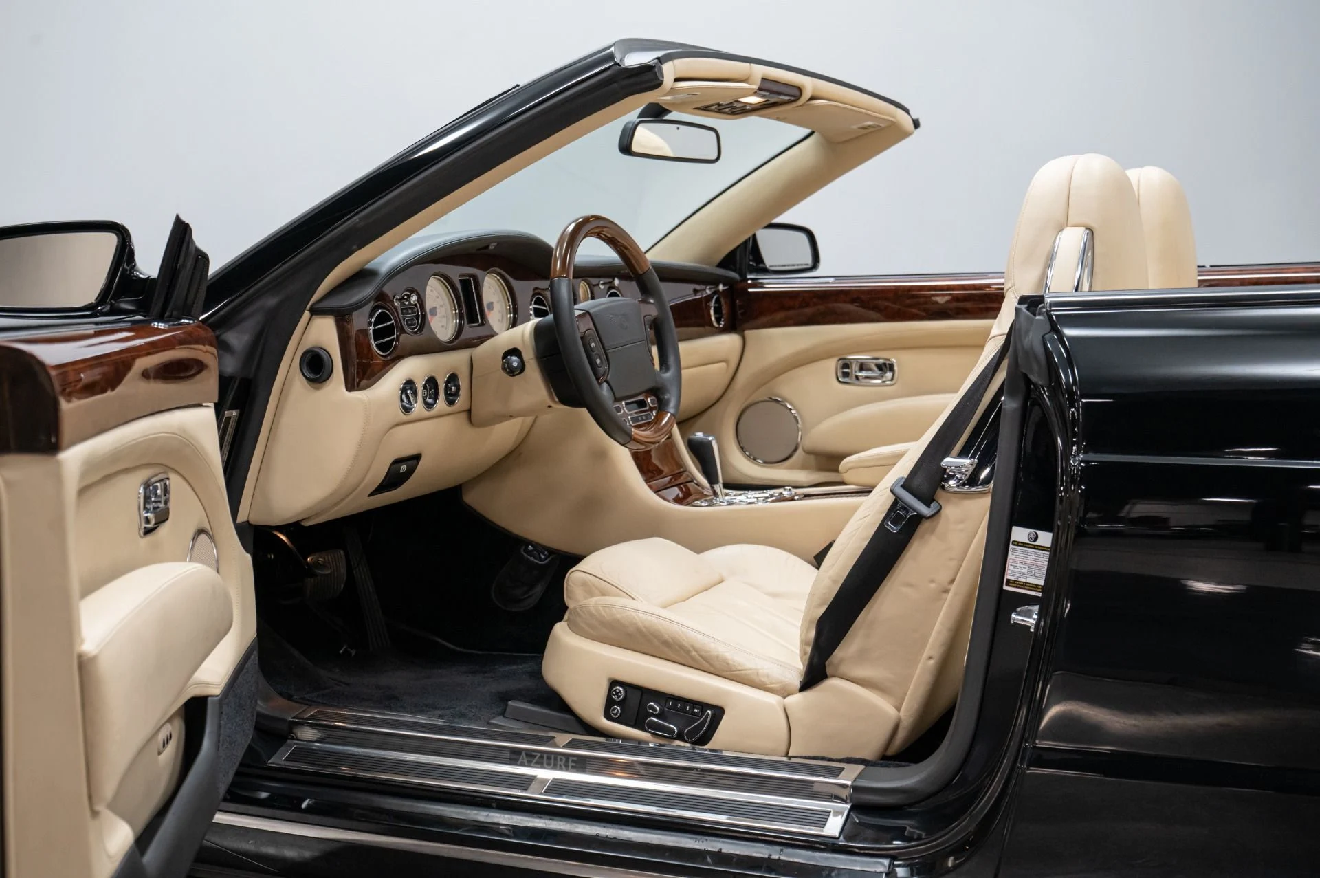 mph020_2265537479_Used_2007_Bentley_Azure_1753214683_81e49a0571