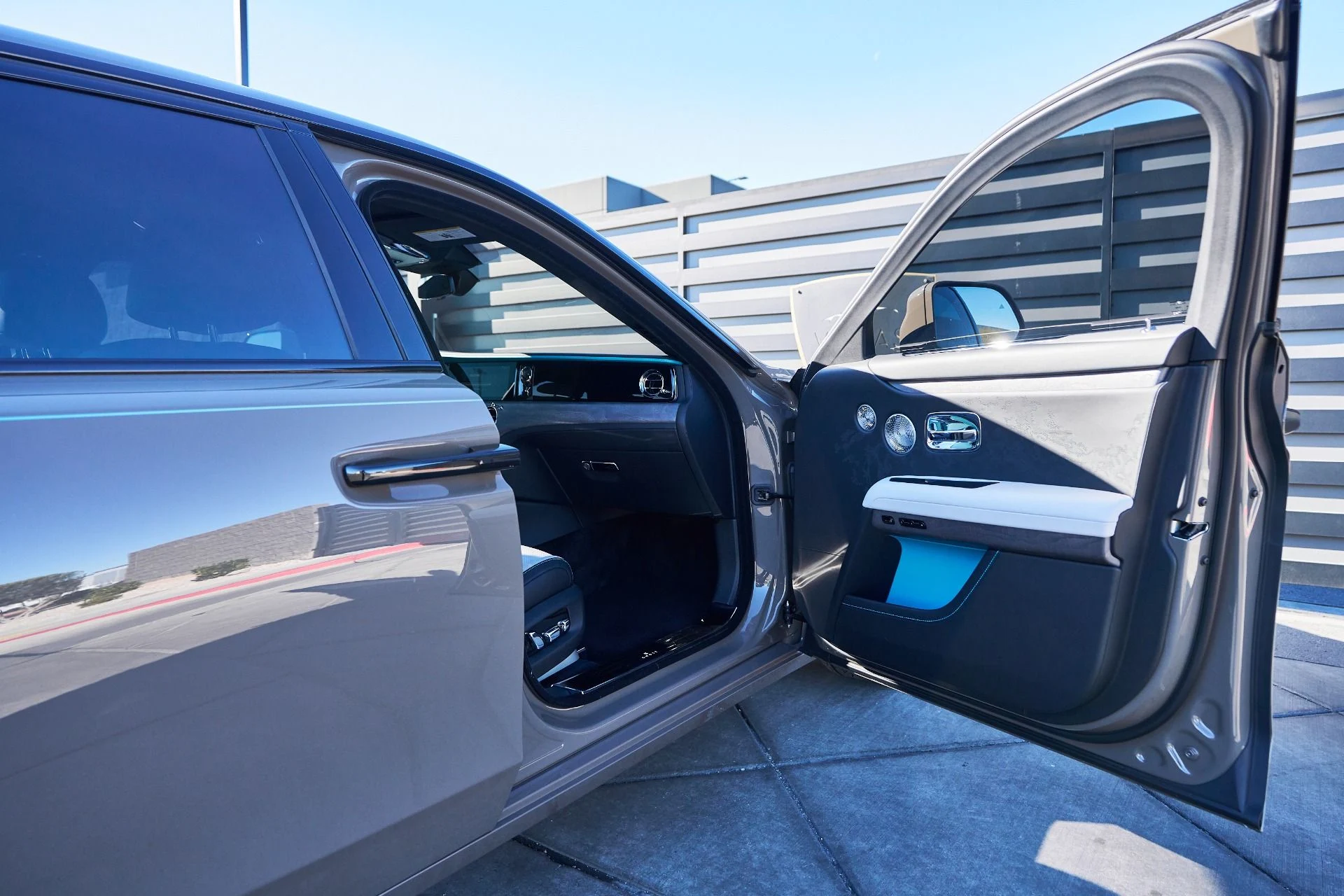 mph020_2266460698_Used_2025_Rolls_Royce_Ghost_Base_1765592166_cfe1778447