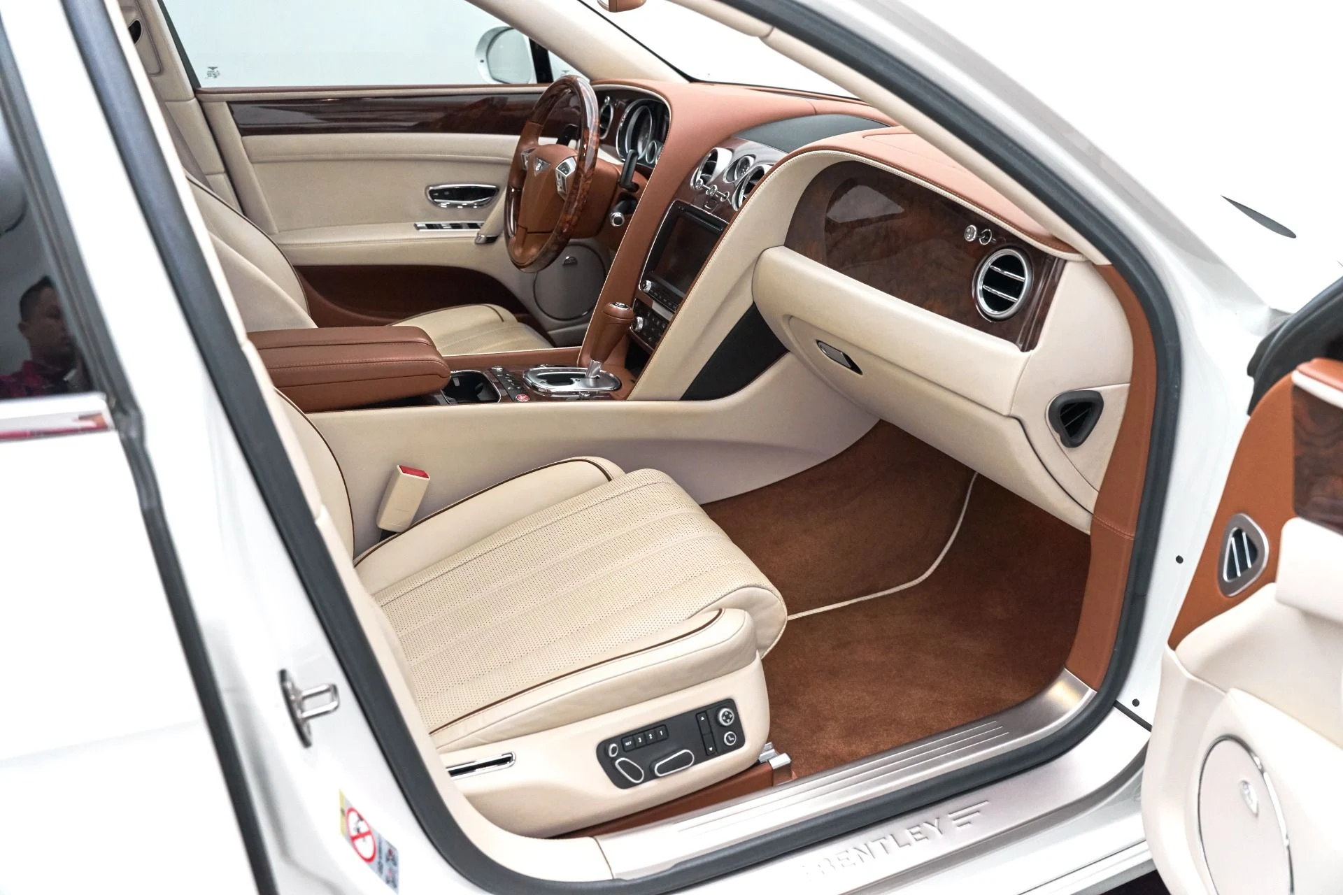 mph020_2270536417_Used_2015_Bentley_Flying_Spur_V8_1615575338_c0ca9d0065