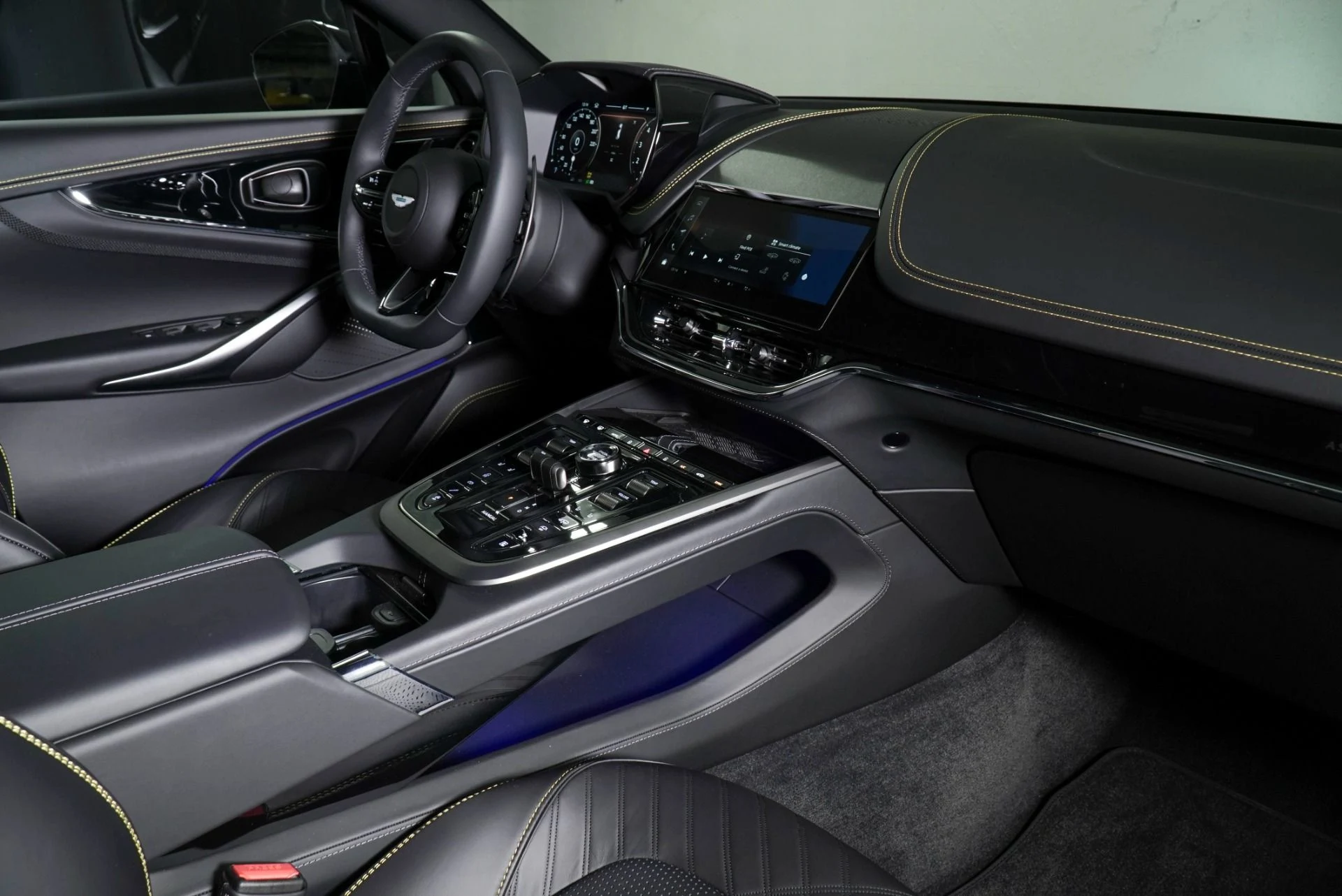mph020_2273833426_New_2026_Aston_Martin_DBX_707_1771009088_2f867ee305