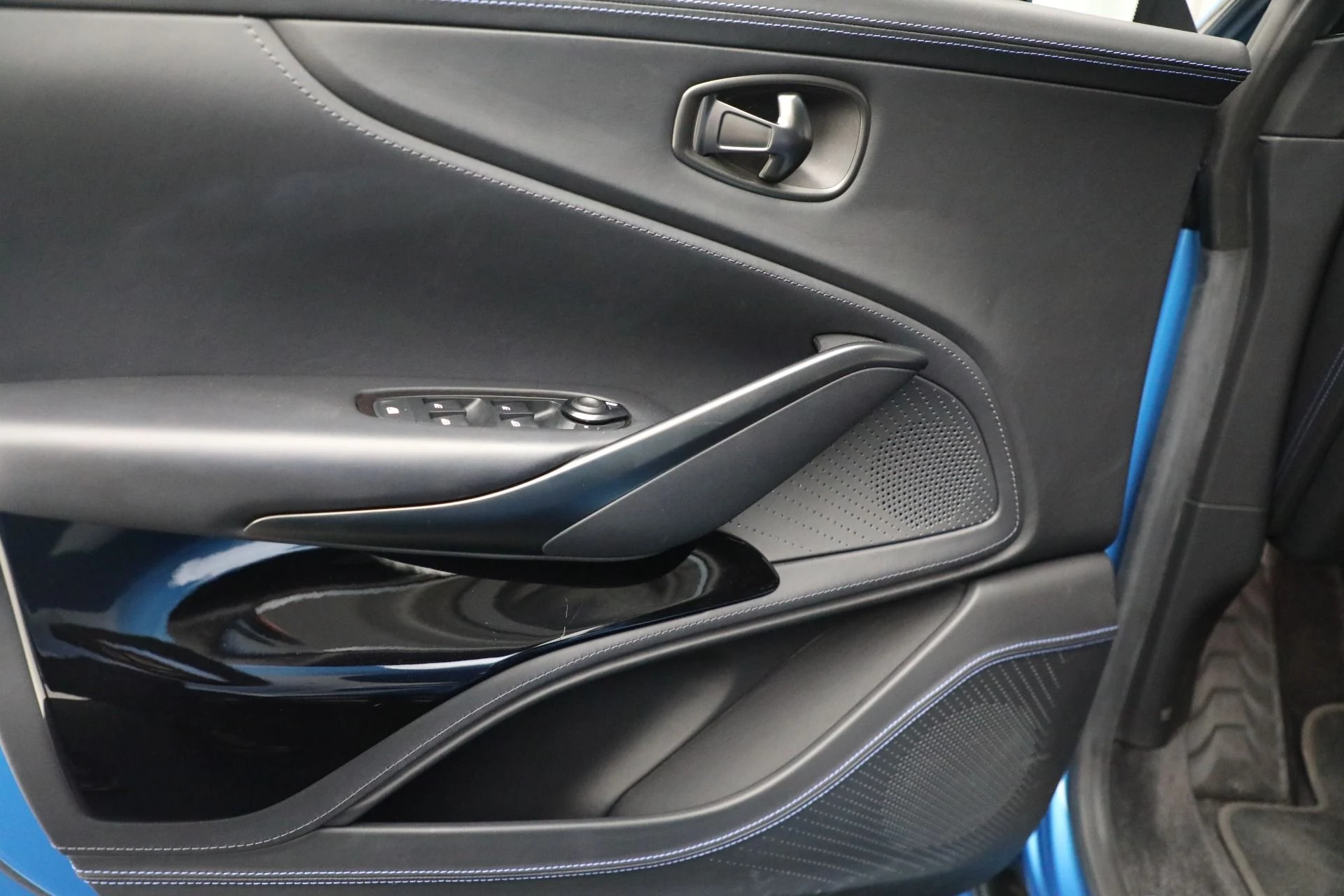 mph020_2274181791_Used_2024_Aston_Martin_DBX_707_f4420f0696