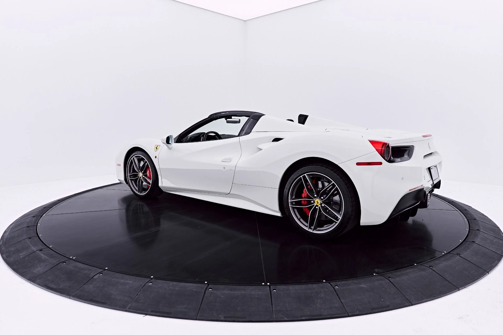 mph020_2298832517_Used_2019_Ferrari_488_Spider_Base_1782196624_e6cc8a0f7e