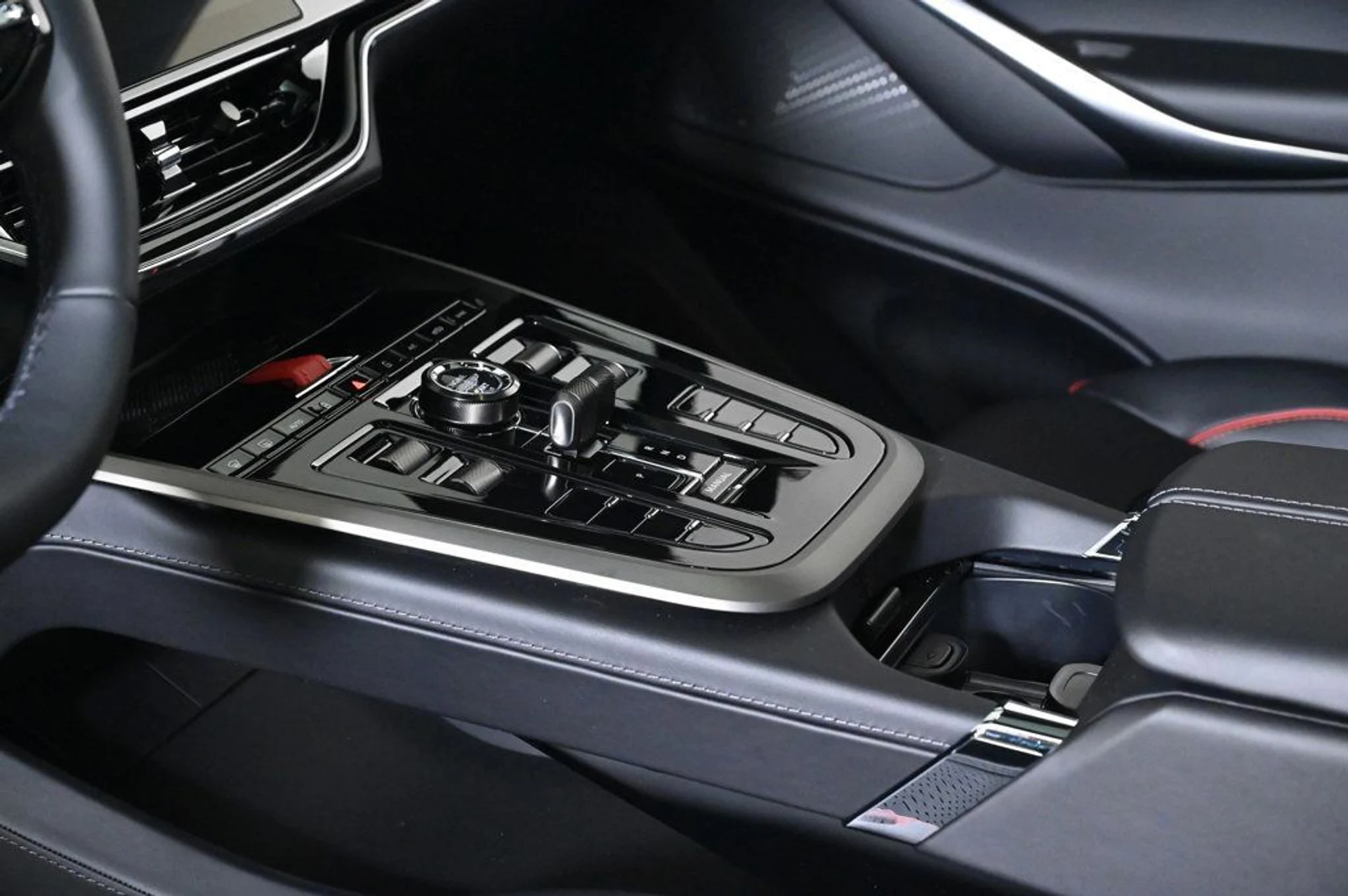 mph020_229991502_new_2026_aston_martin_dbx_707awd_11350_22972758_21_1024_6cad3419b1