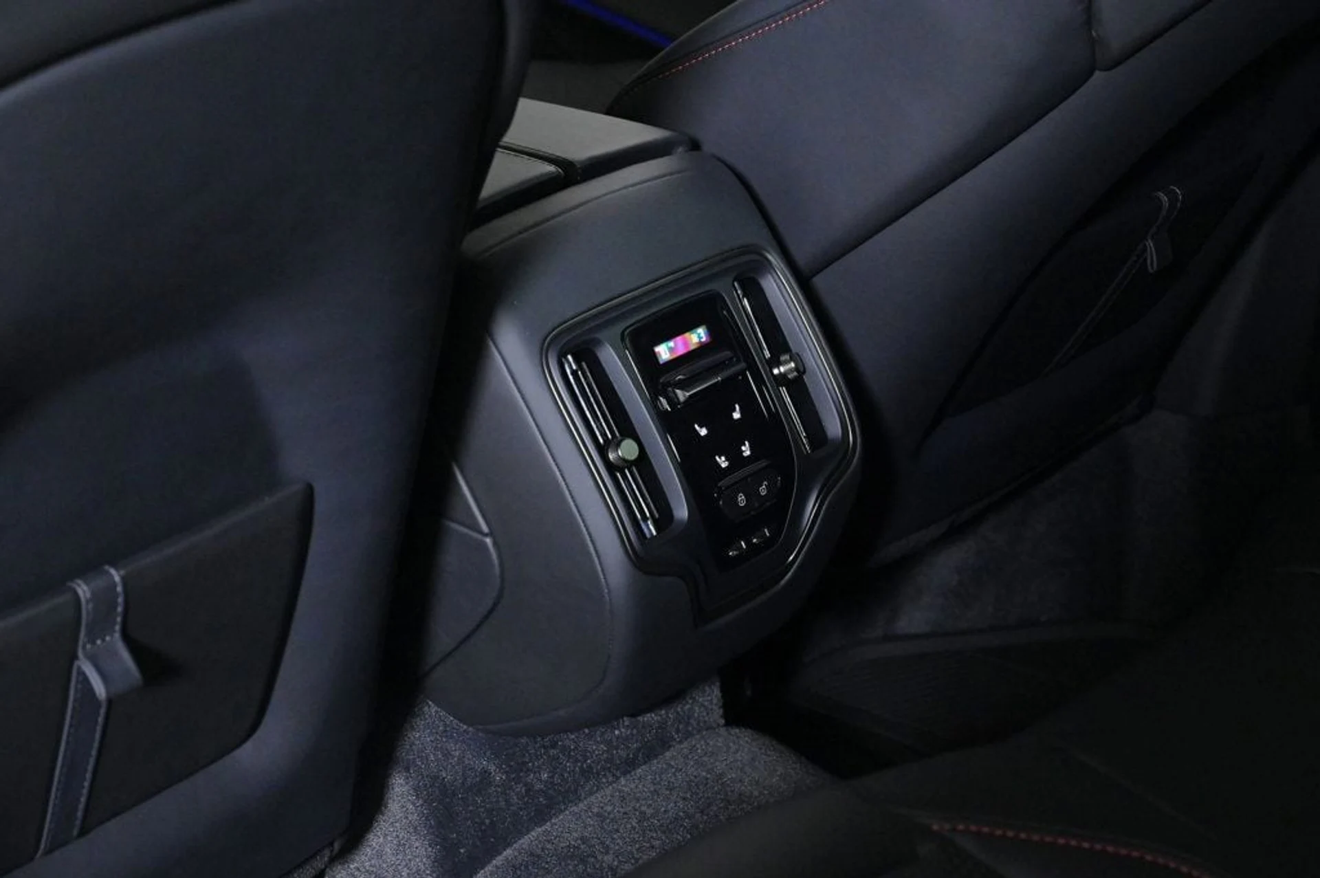 mph020_2320655345_used_2025_aston_martin_dbx_707_11350_22917533_20_1024_5038b9ea51