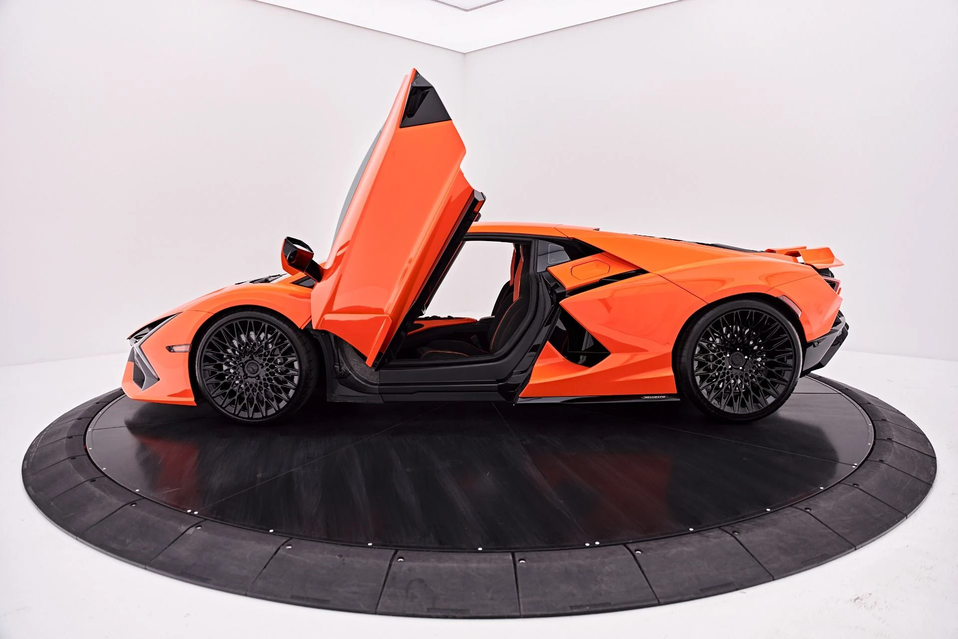 mph020_2335113305_Used_2024_Lamborghini_Revuelto_Base_1787792743_9396472161