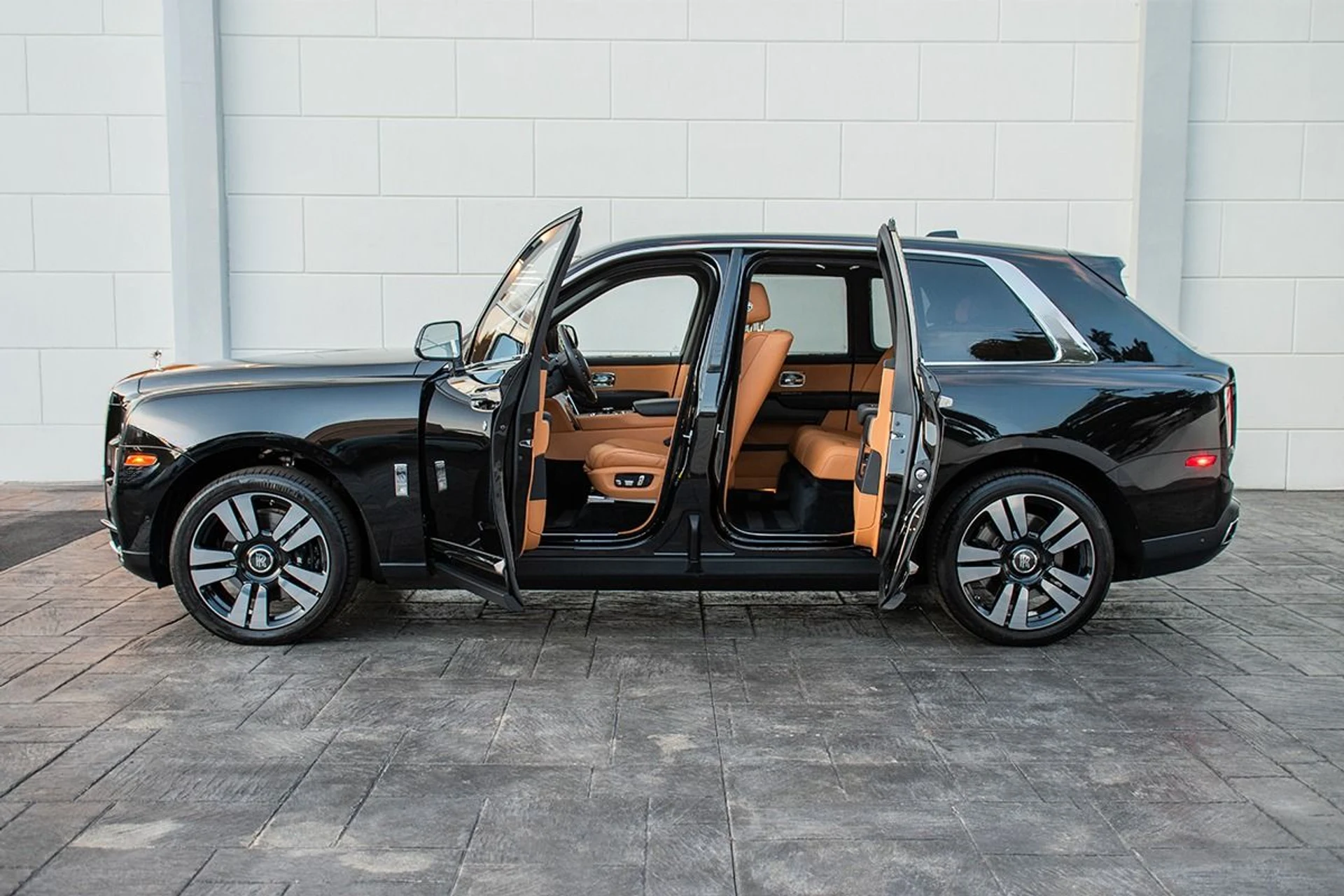 mph020_2356968507_Used_2019_Rolls_Royce_Cullinan_1739029975_b8004bc04c