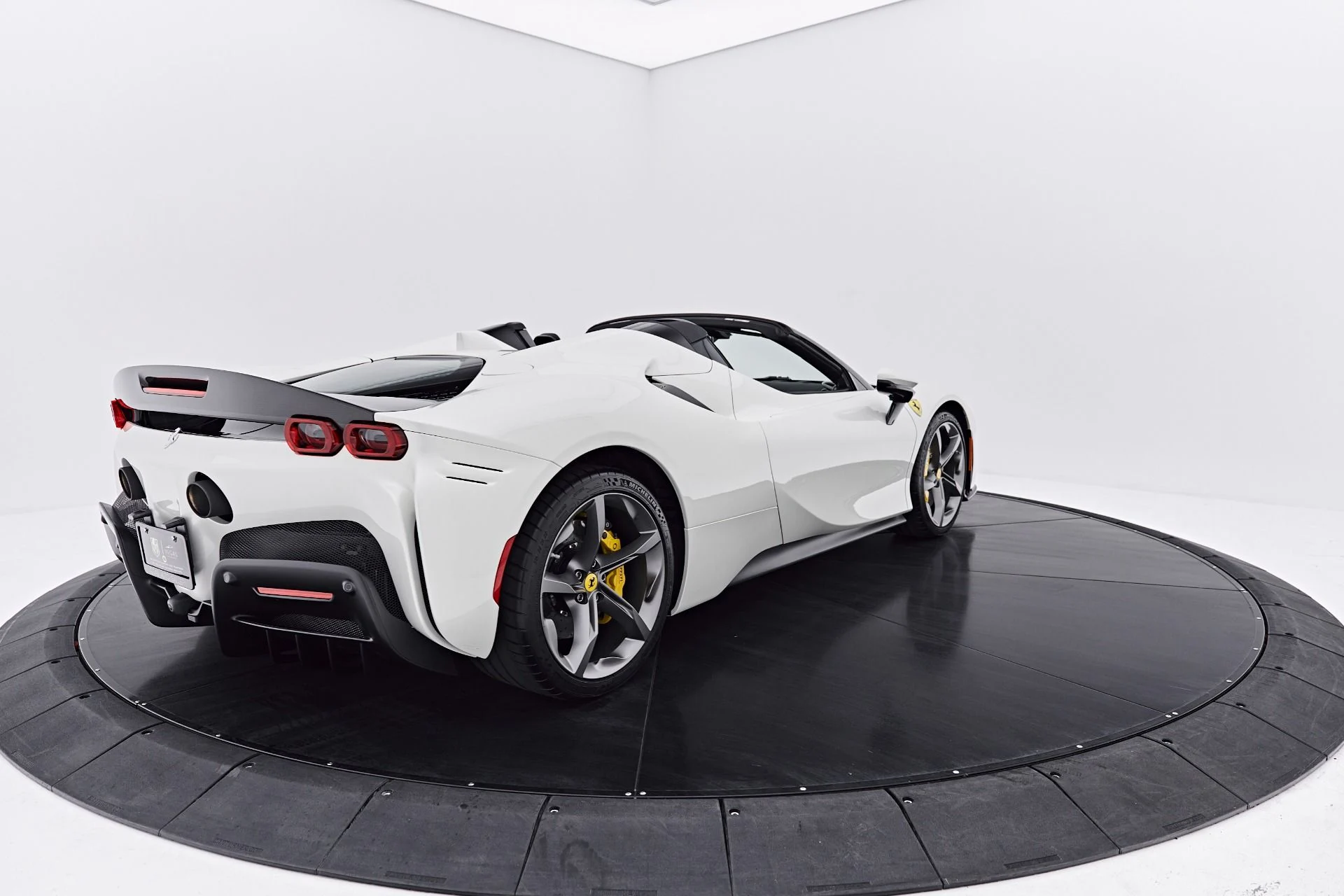 mph020_2364465524_Used_2022_Ferrari_SF_90_Spider_Base_1787100318_47a23fa894
