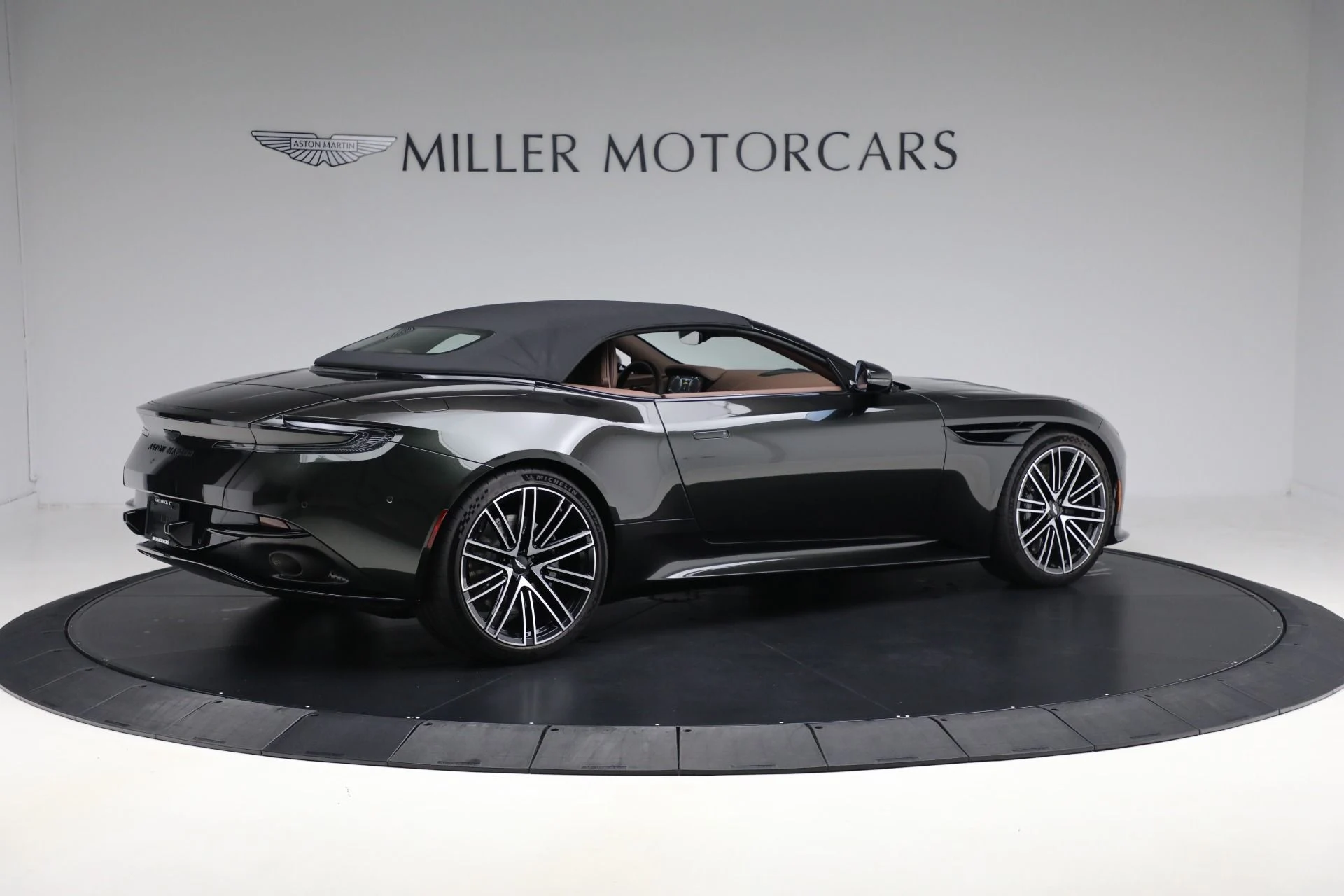 mph020_23705343_Used_2024_Aston_Martin_DB_12_Volante_0cddf7f975