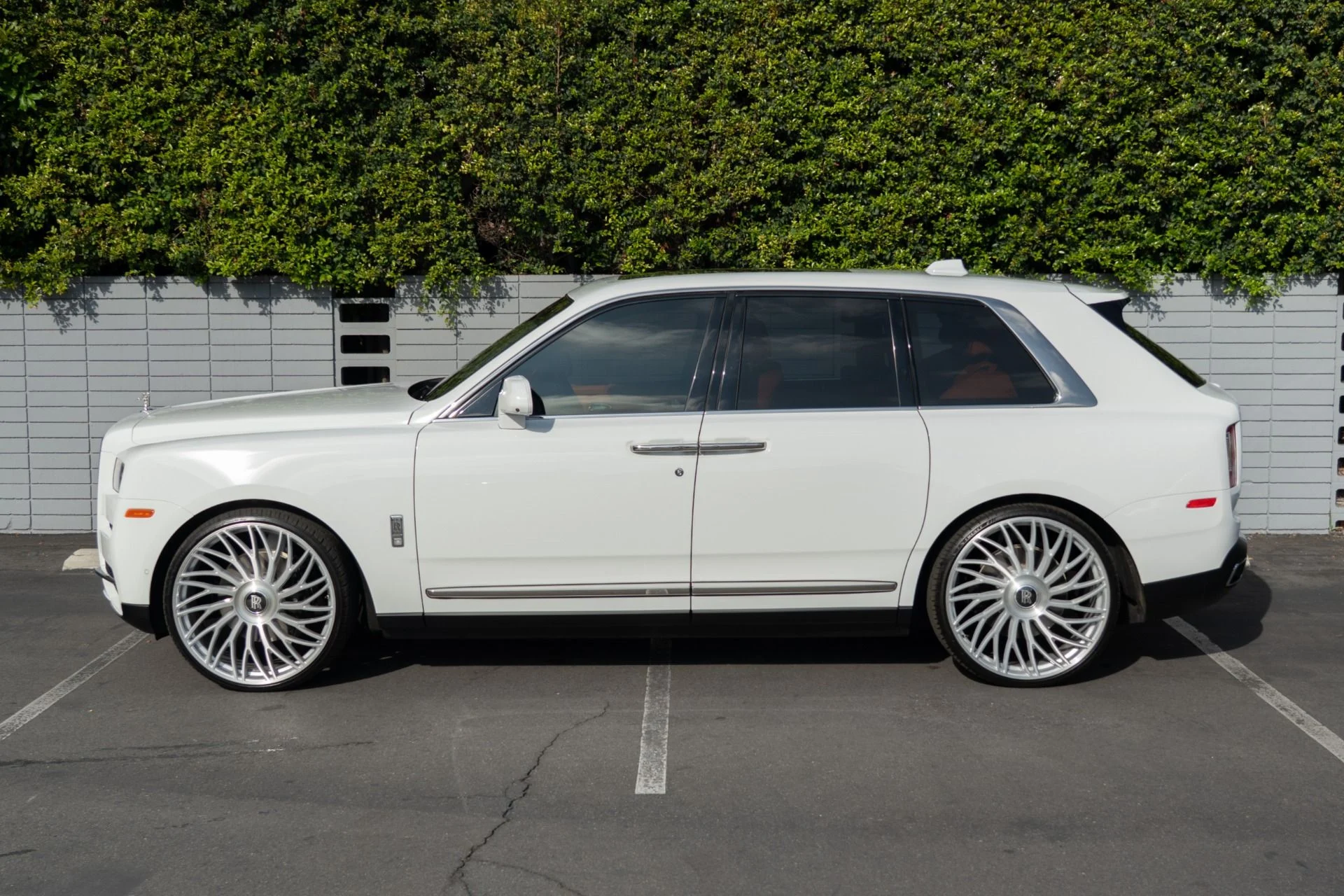 mph020_2371623734_Used_2022_Rolls_Royce_Cullinan_1758310349_1848f7e518