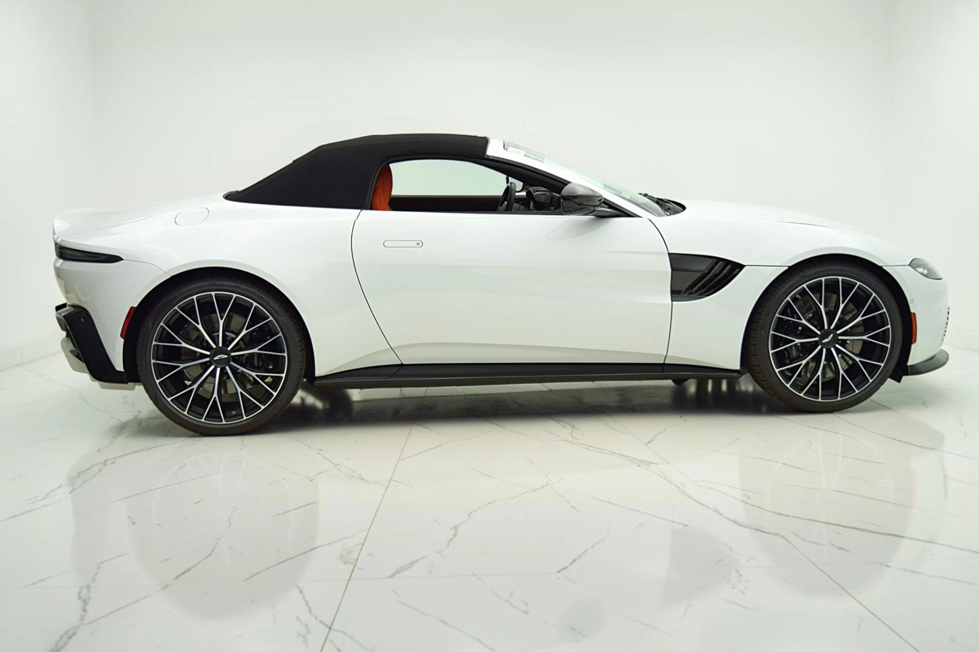 mph020_2372489189_Used_2023_Aston_Martin_Vantage_Roadster_4df7213481