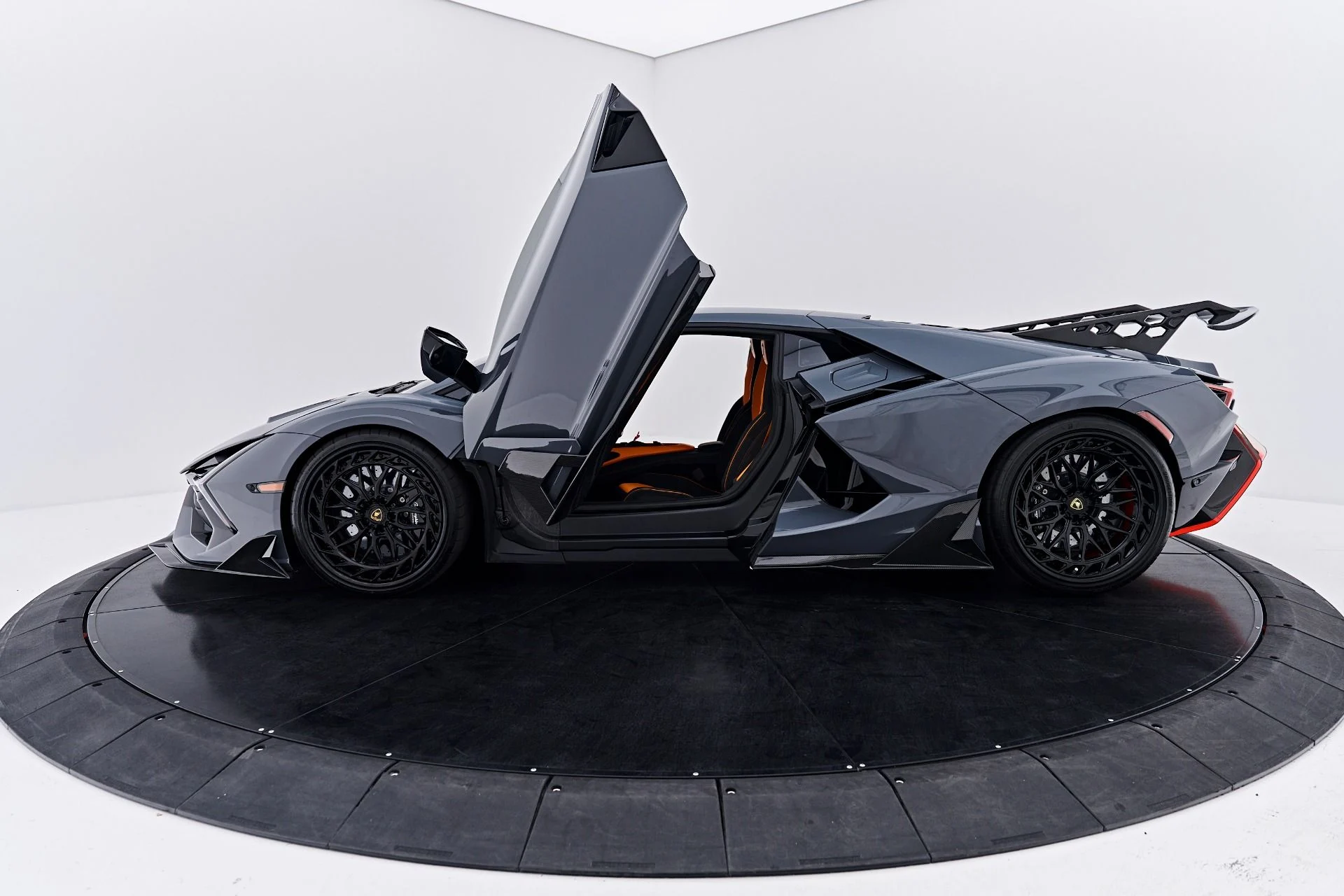 mph020_2374790671_Used_2024_Lamborghini_Revuelto_Base_1789623385_4a4c3ffd41