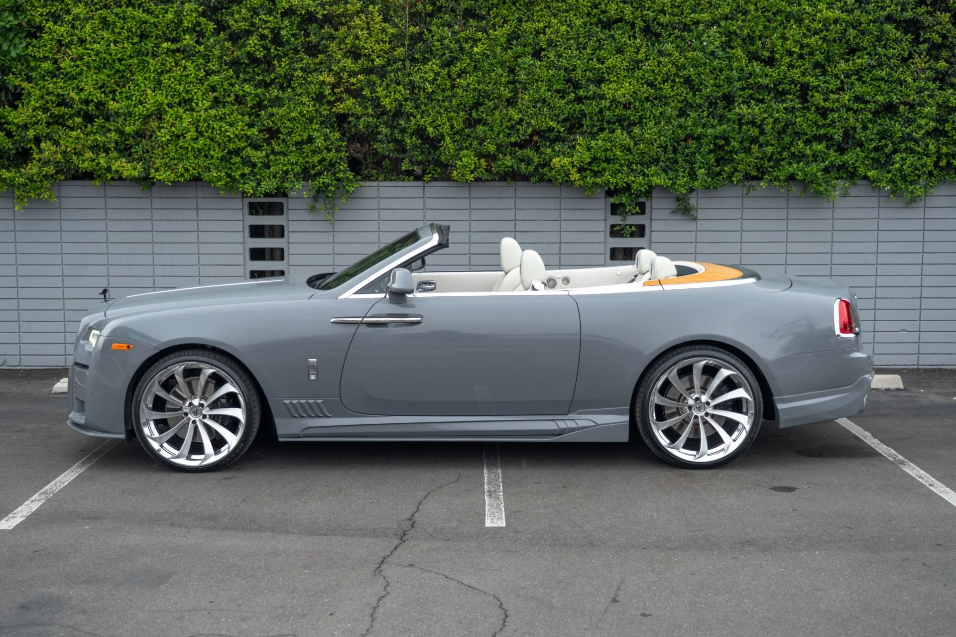 mph020_2393595516_Used_2017_Rolls_Royce_Dawn_1759961826_5e4e5d2808