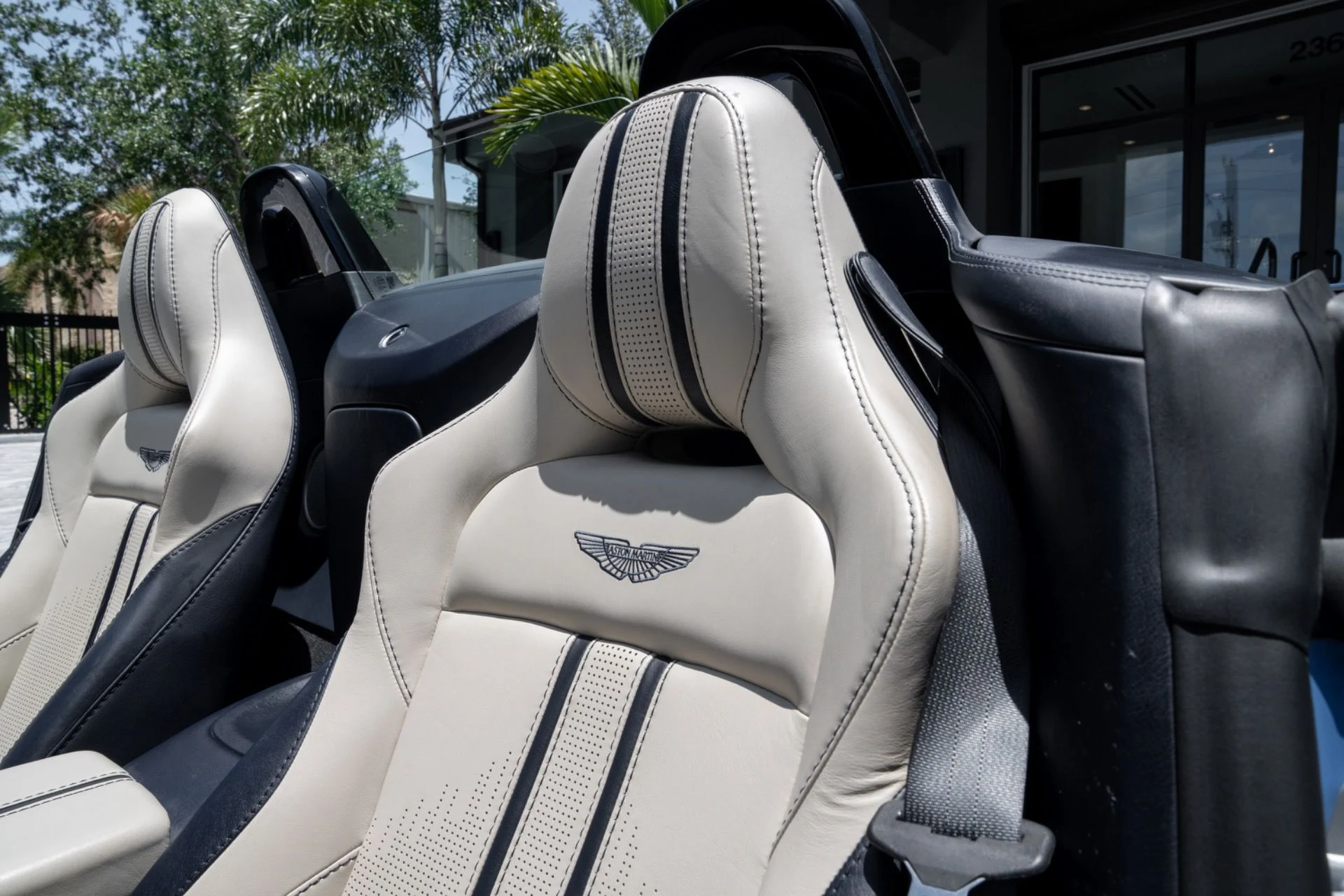 mph020_2398609404_Used_2021_Aston_Martin_Vantage_1781043637_d4d3b4608e
