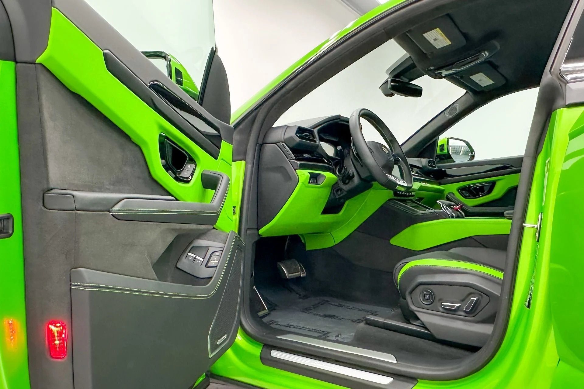mph020_2416156663_Used_2025_Lamborghini_Urus_SE_Bicolor_Sportive_Interior_870_Miles_789_Horsepower_1772047761_1fc8dabc52