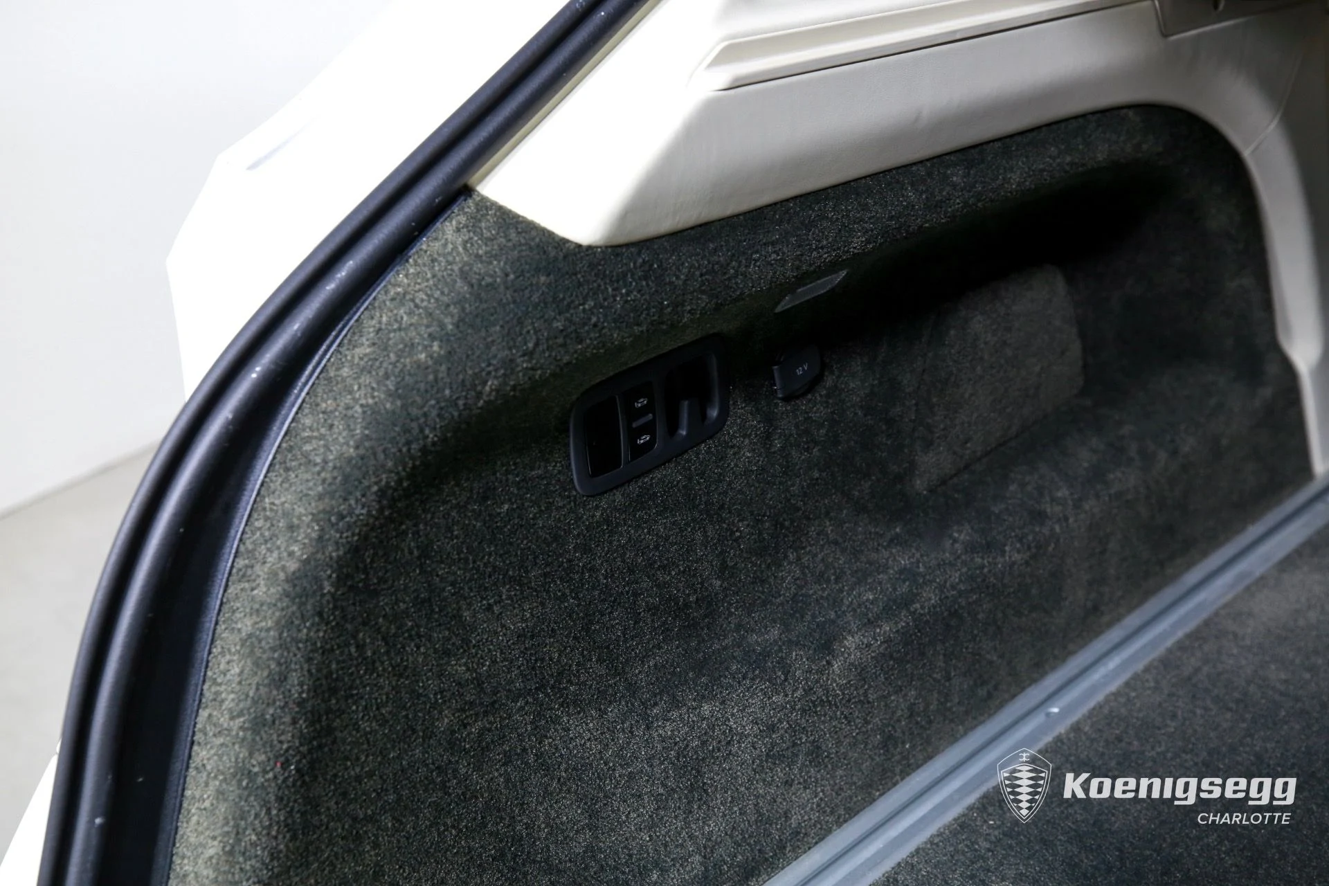 mph020_2429130644_Used_2023_Bentley_Bentayga_Hybrid_1760985662_8a59aa5f51