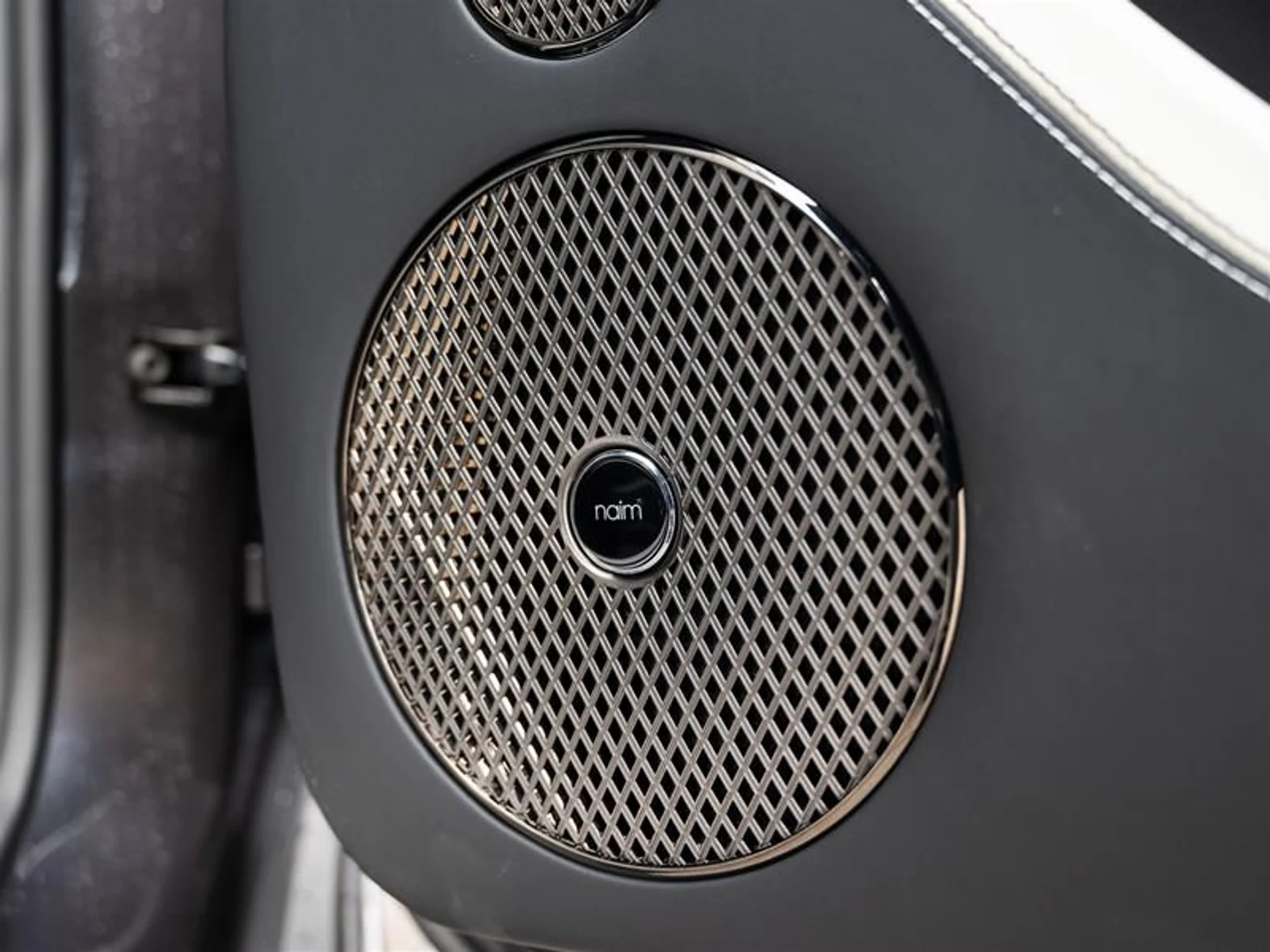 mph020_2447305991_0m2v442r_5adbae02bc