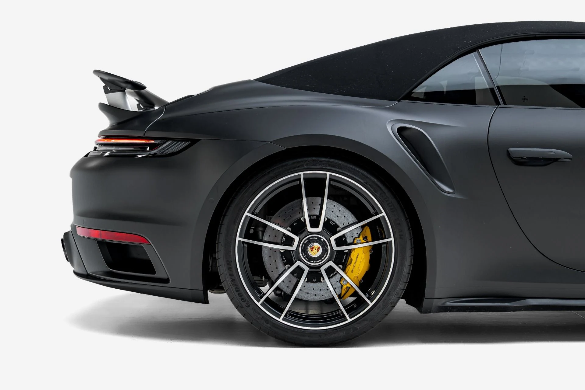 mph020_2483811133_Used_2022_Porsche_911_Turbo_S_1787785329_e1d656b25b