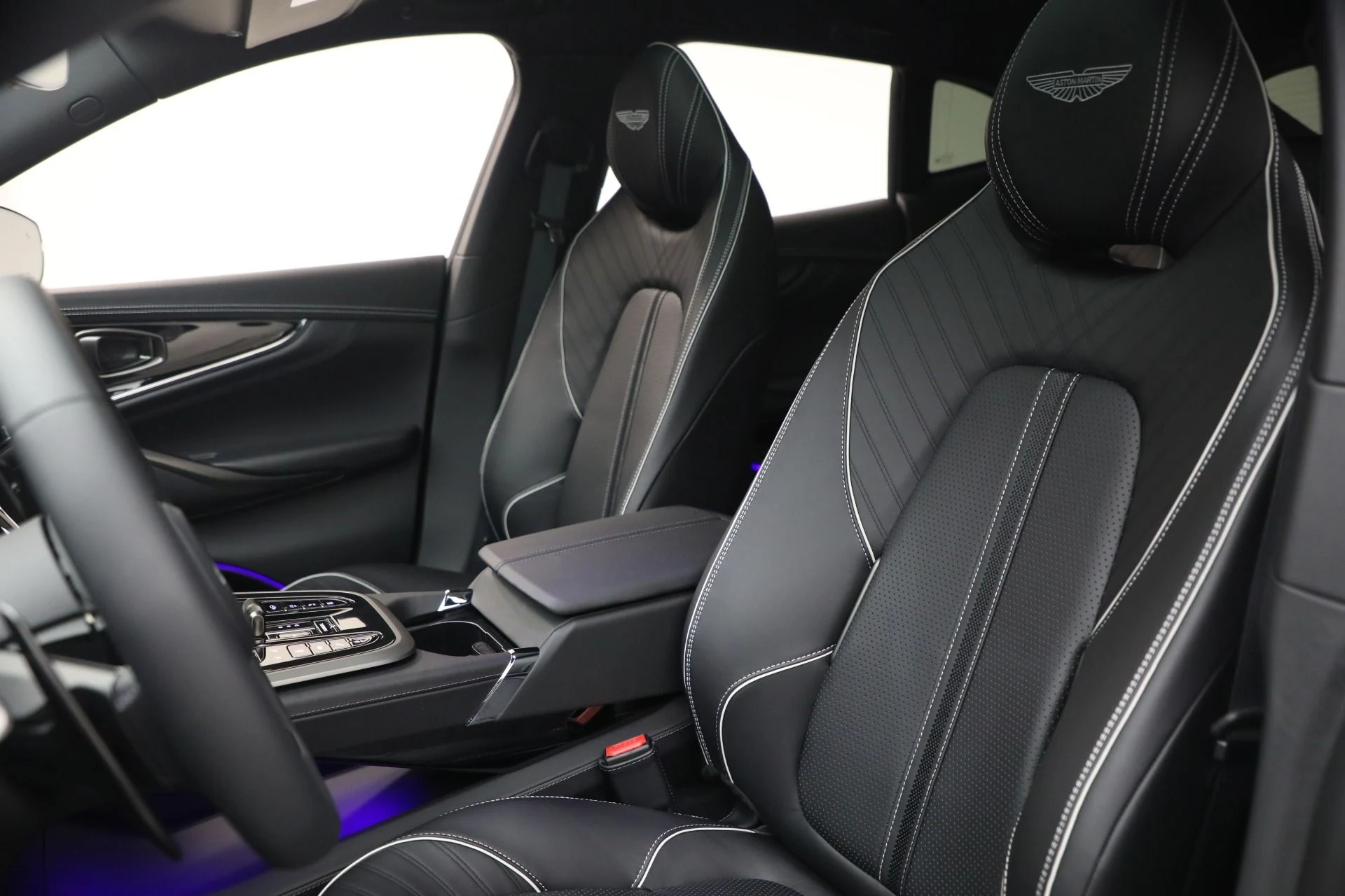 mph020_2496143515_New_2026_Aston_Martin_DBX_707_1767813169_8dc6214a54