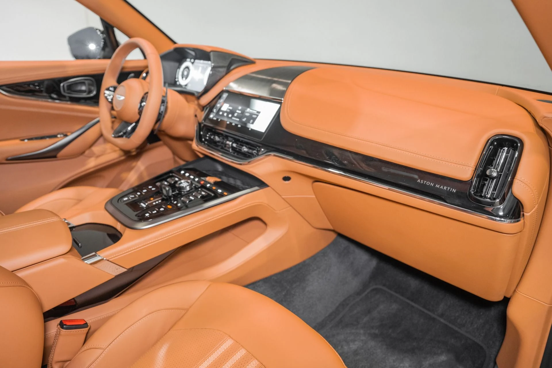 mph020_2503885216_New_2026_Aston_Martin_DBX_707_1786372165_dc13655f76