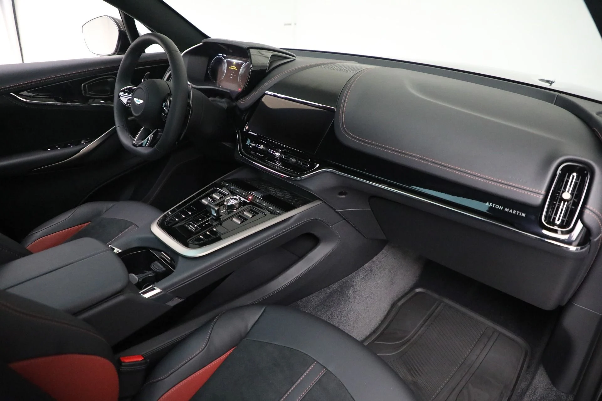 mph020_2522315122_New_2025_Aston_Martin_DBX_707_707_726f759e2a