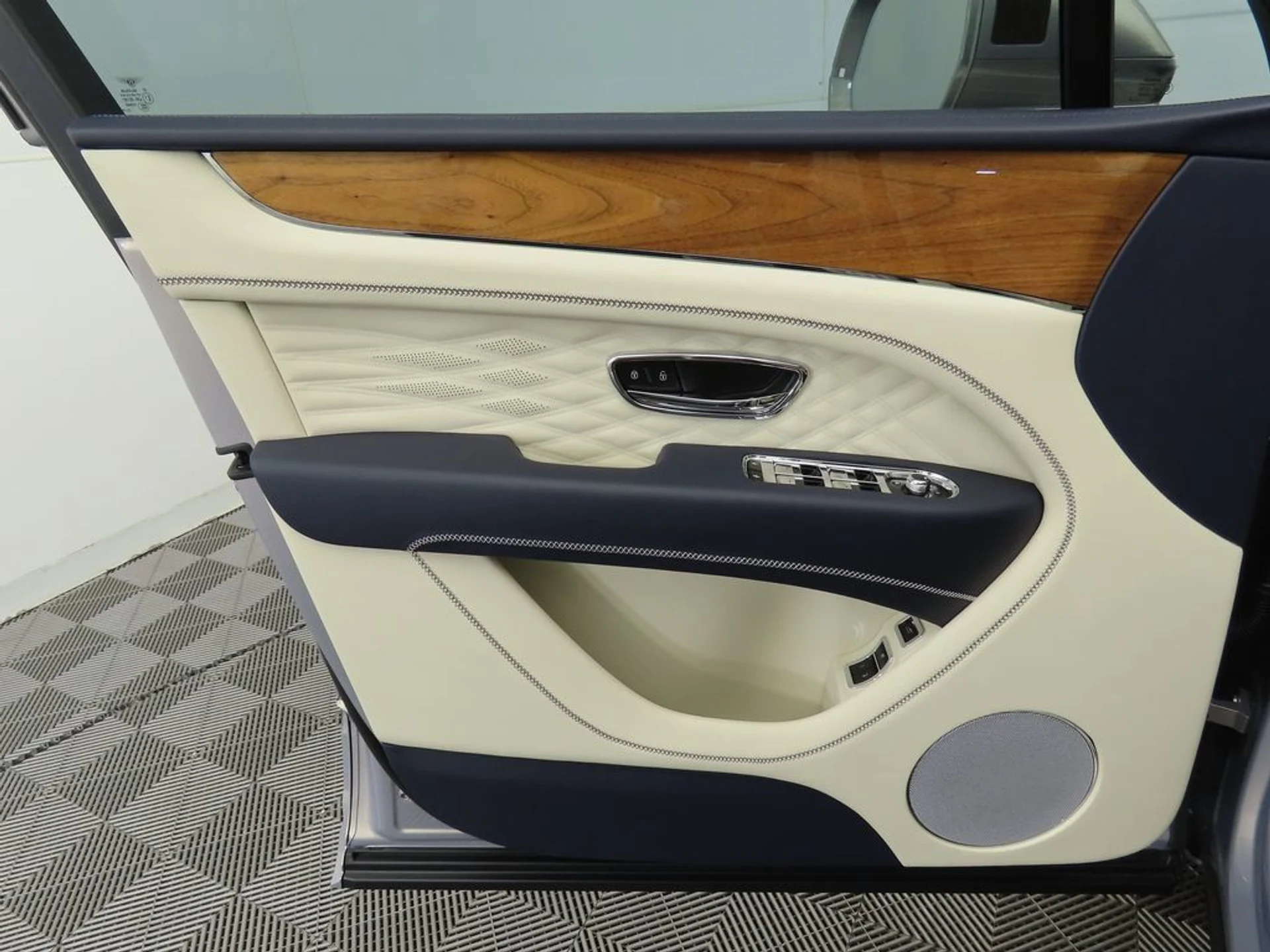mph020_2528844879_new_2025_bentley_bentayga_ewb_v8awd_8119_22908718_21_1024_cd3a4d040d