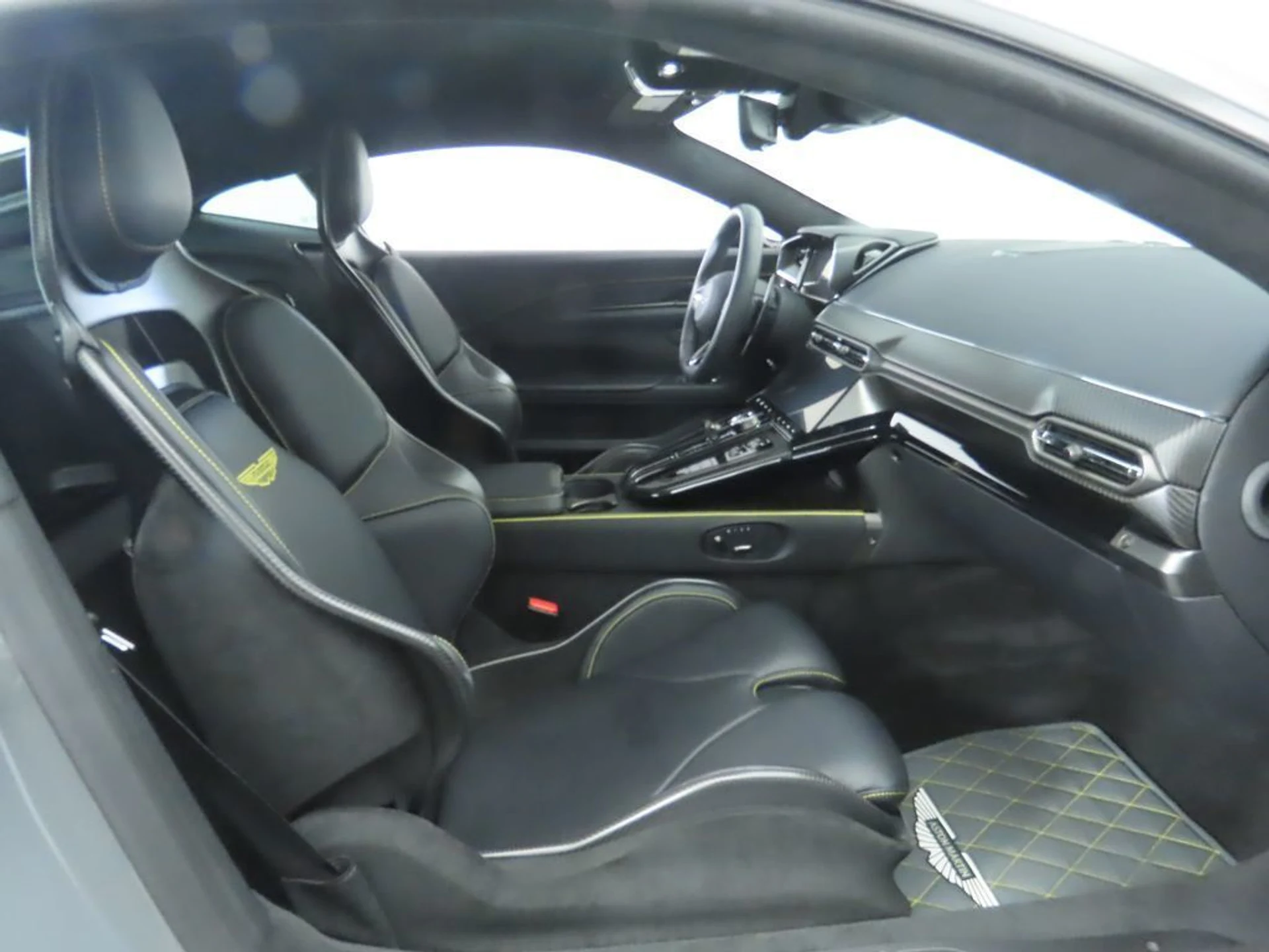 mph020_2530888932_used_2025_aston_martin_vantage_coupe_8119_22951526_21_1024_f3e4429611