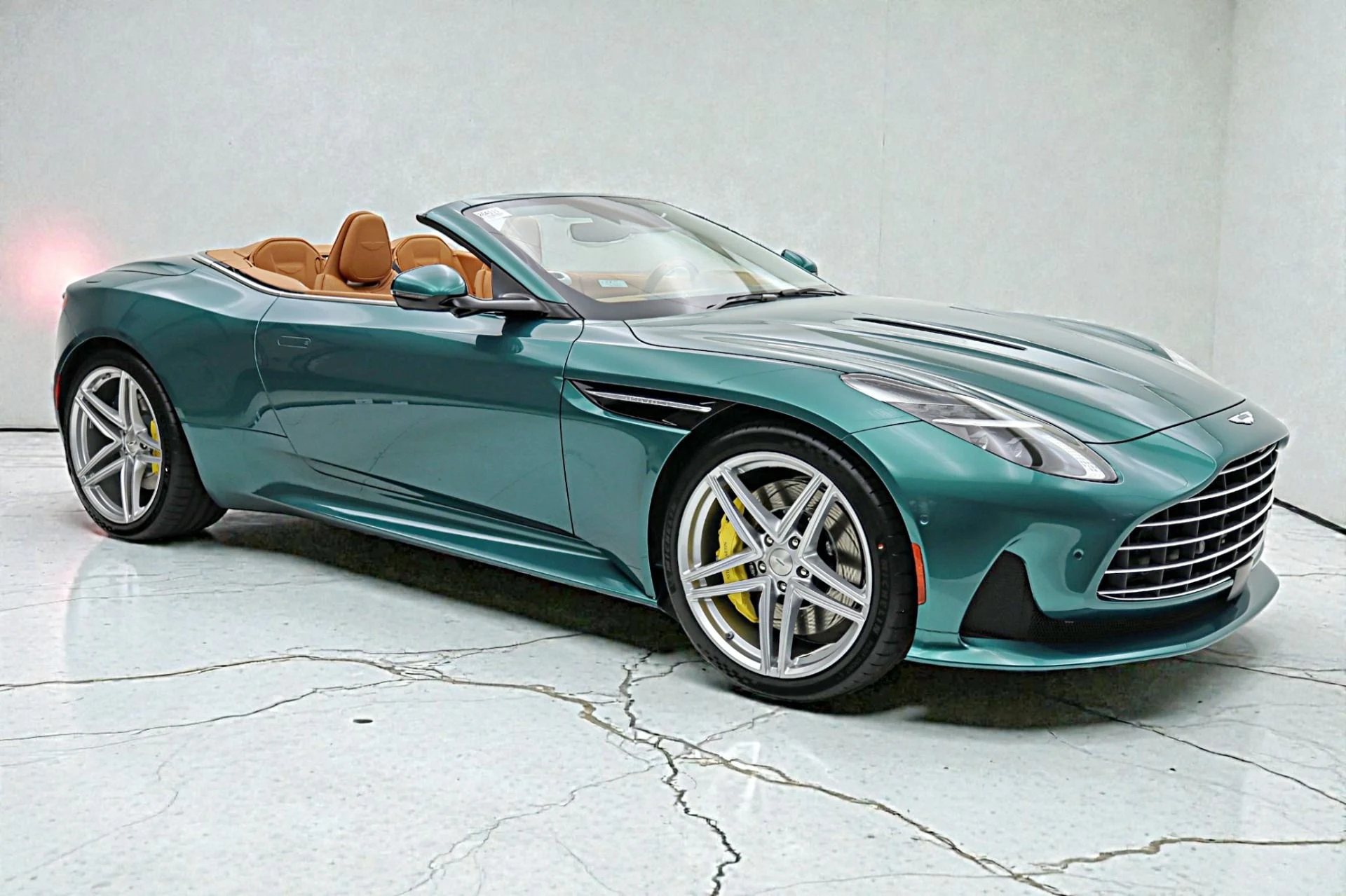 mph020_254881204_New_2026_Aston_Martin_DB_12_Volante_cf95215676