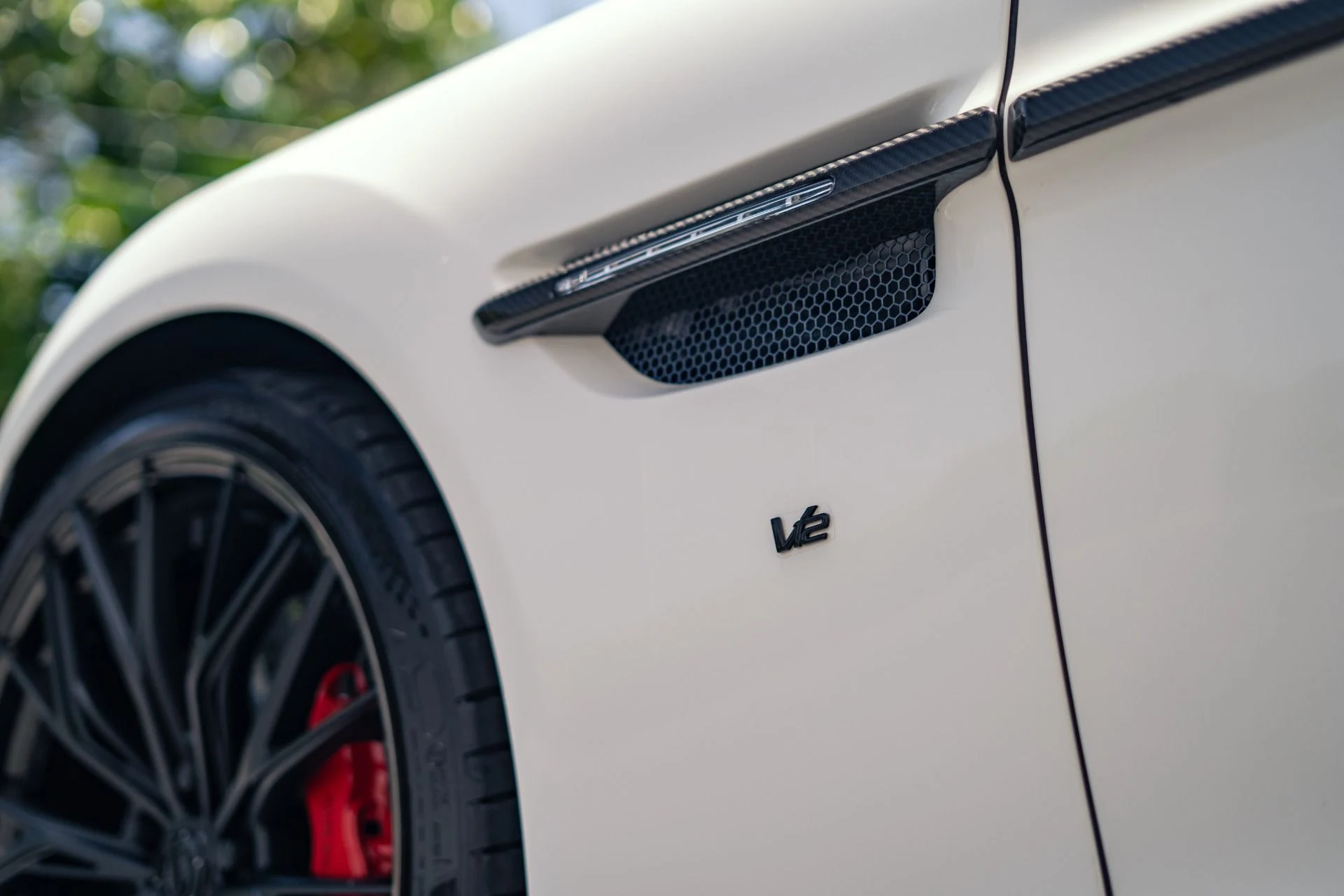 mph020_2549622357_Used_2015_Aston_Martin_Vanquish_Carbon_White_Tasteful_Upgrades_1784056520_e80a226596